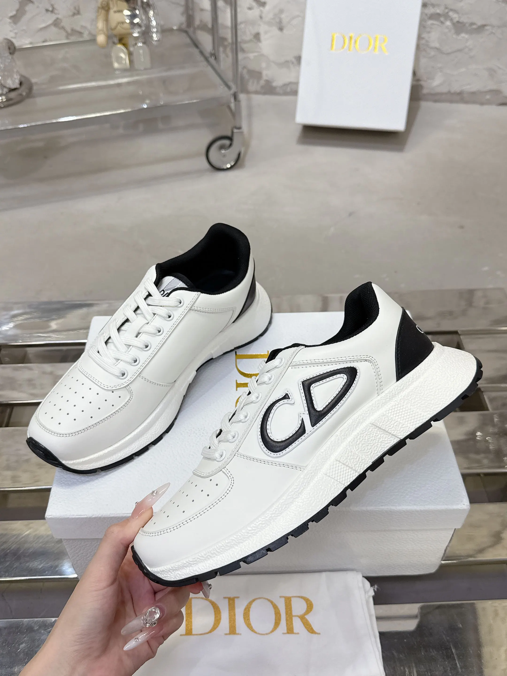 Dior 白色牛皮运动鞋 舒适