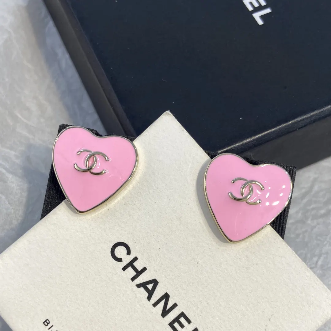 Chanel 粉色 双C 爱心 耳钉 小巧点缀 耳饰