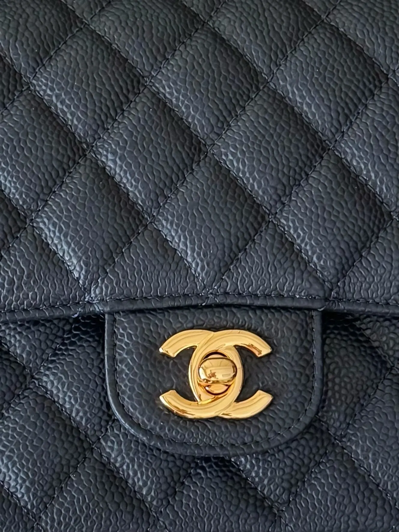 Chanel 深藍色魚子醬牛皮翻蓋鏈條包 金扣