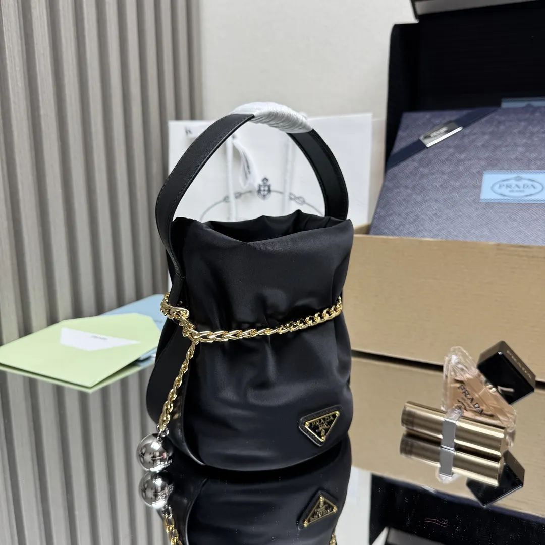 小牛皮 走秀款 发财小水桶 发财小水桶采用进 水桶包 休閒水桶款