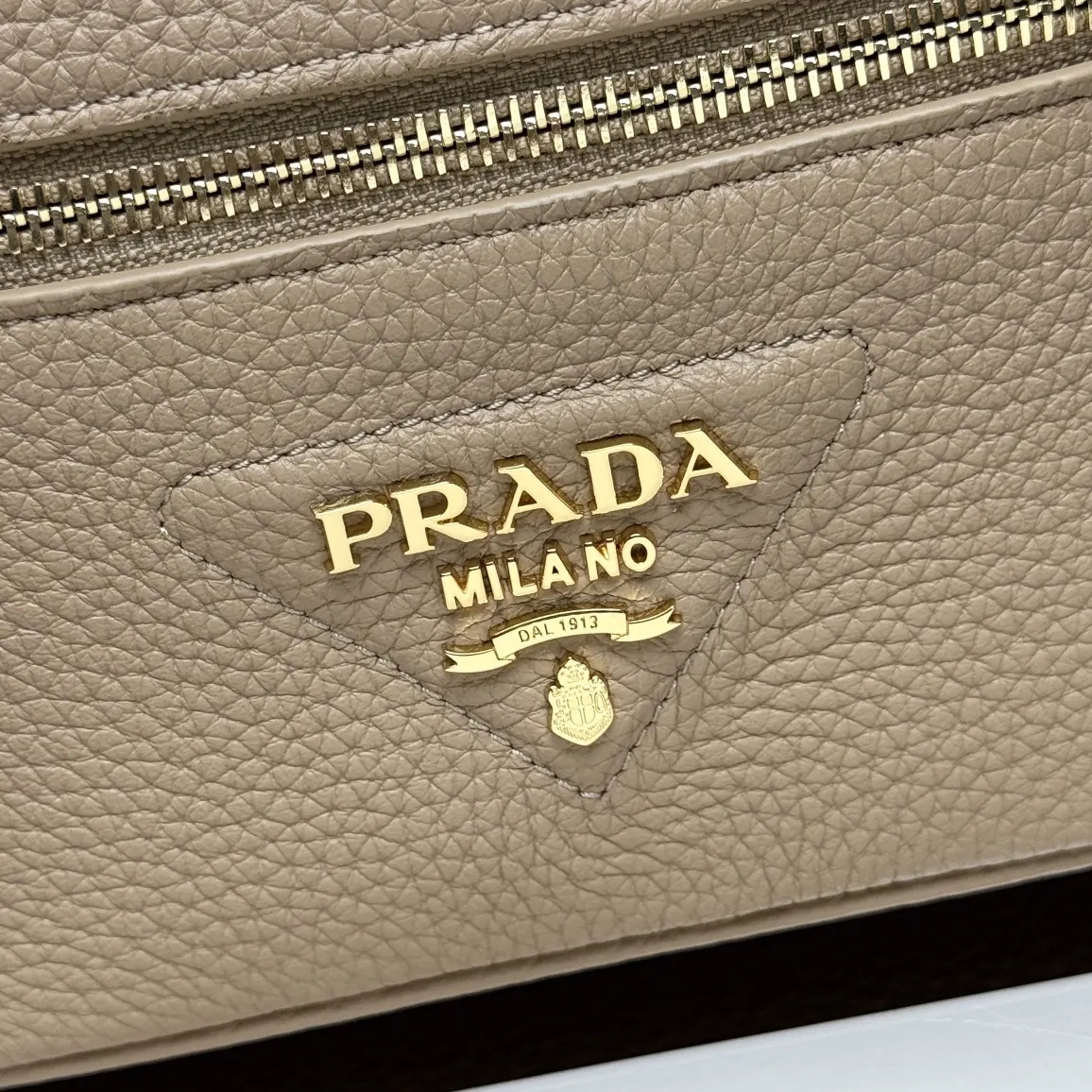 PRADA 1BH202 鹿皮 羊皮 Logo 手提包 日常通勤款