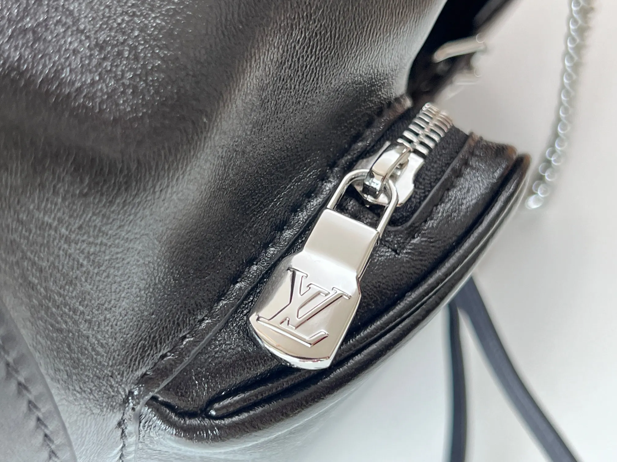 LV 黑色 羊皮 拉链前袋令小件物品稳妥随行 雙肩包 实用雙肩款
