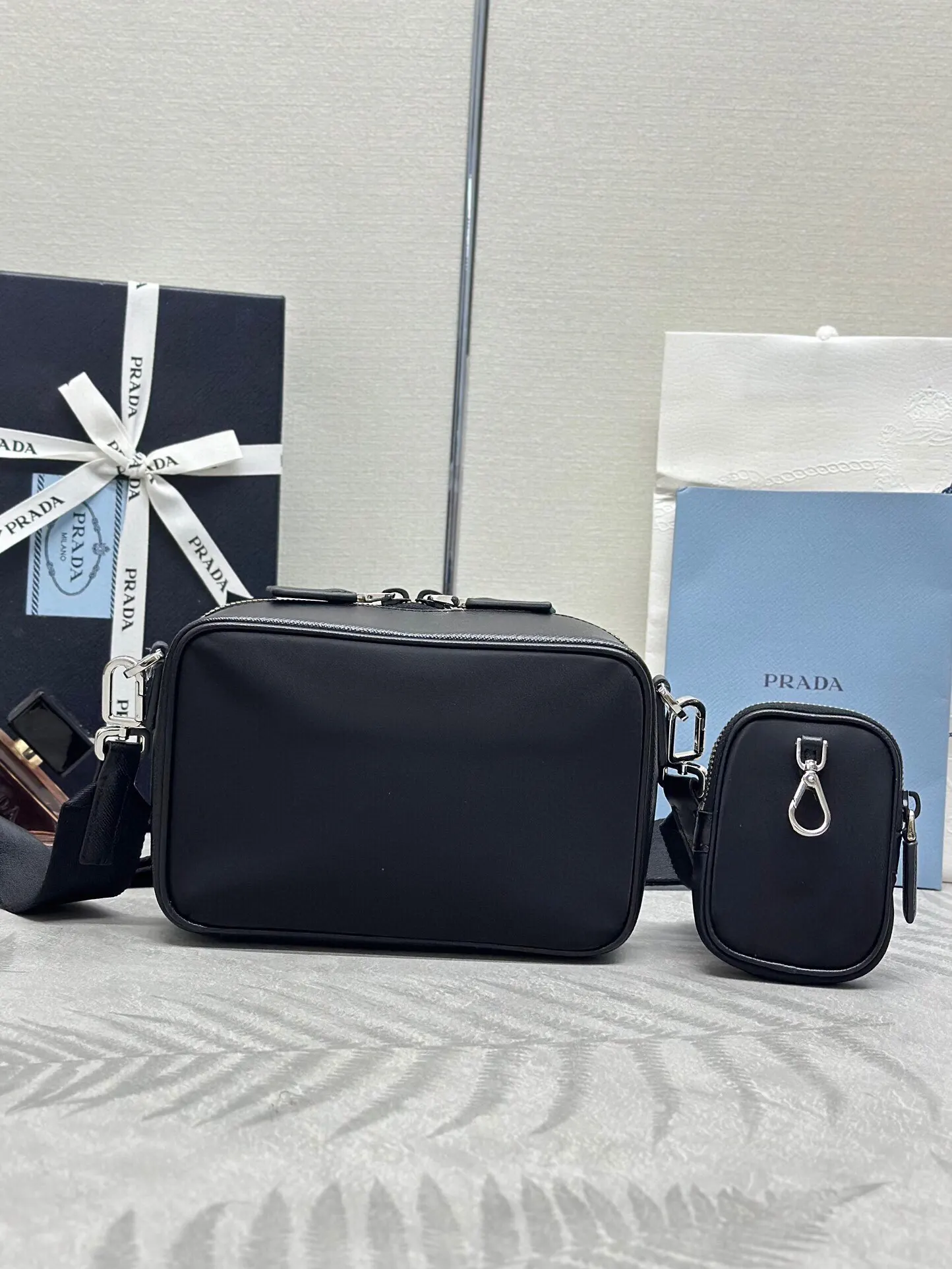 Prada Re-Nylon 2VH070 皮革 Saffiano 十字纹 斜挎包