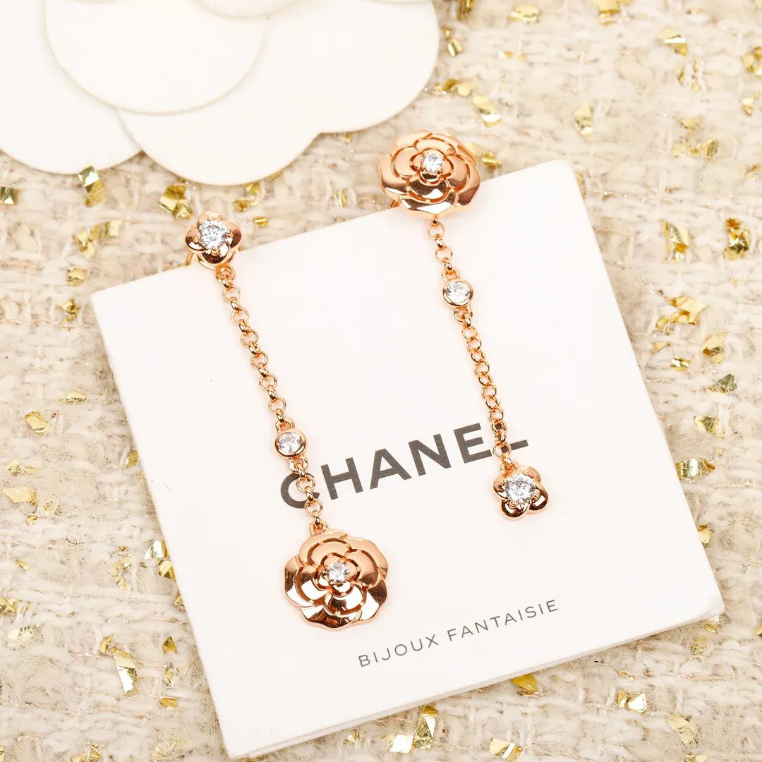 Chanel 山茶花 耳钉 小巧点缀 耳饰
