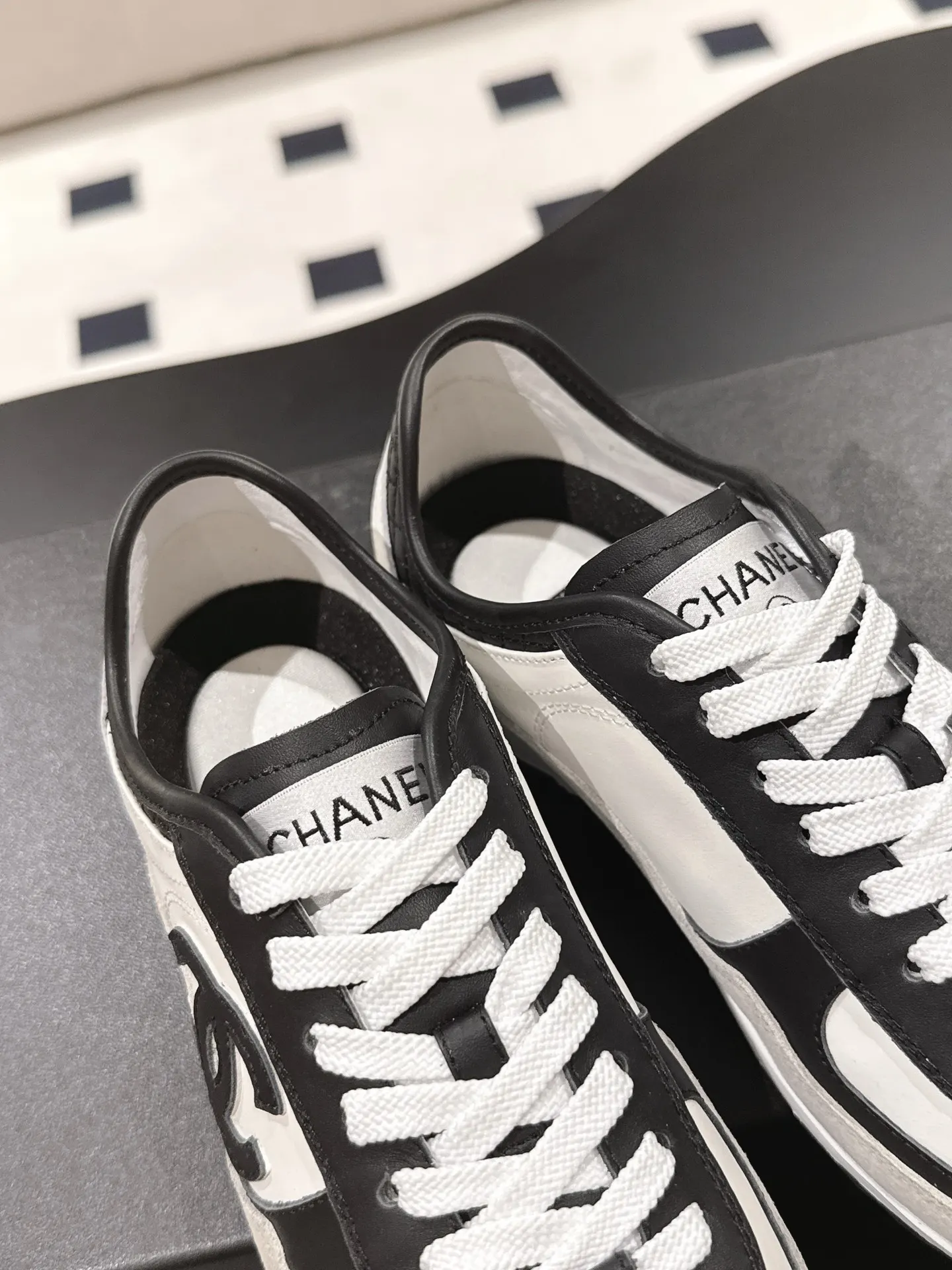 CHANEL 黑白拼色羊皮休闲鞋 厚底款