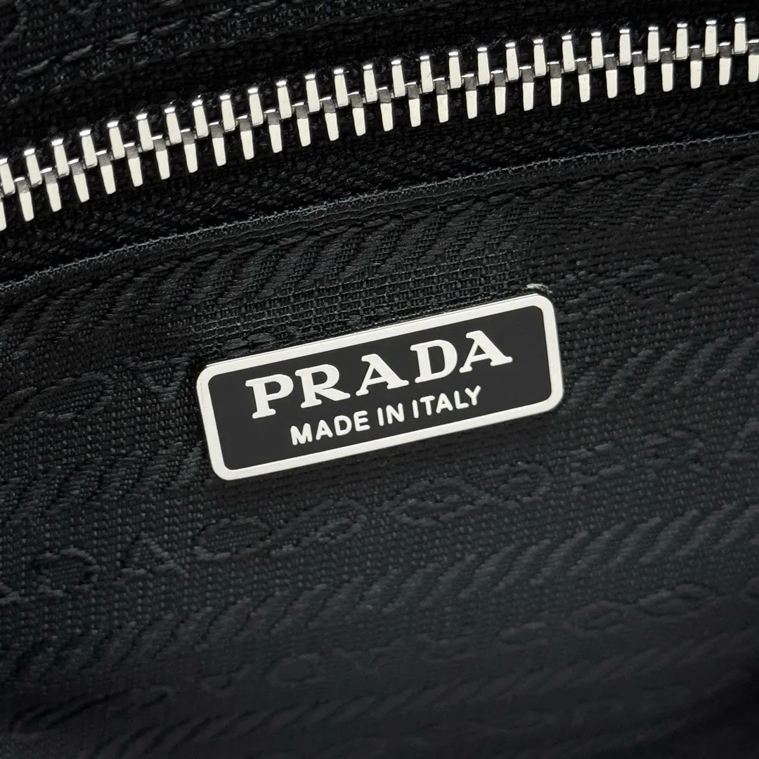 PRADA 斜挎包 日常通勤款
