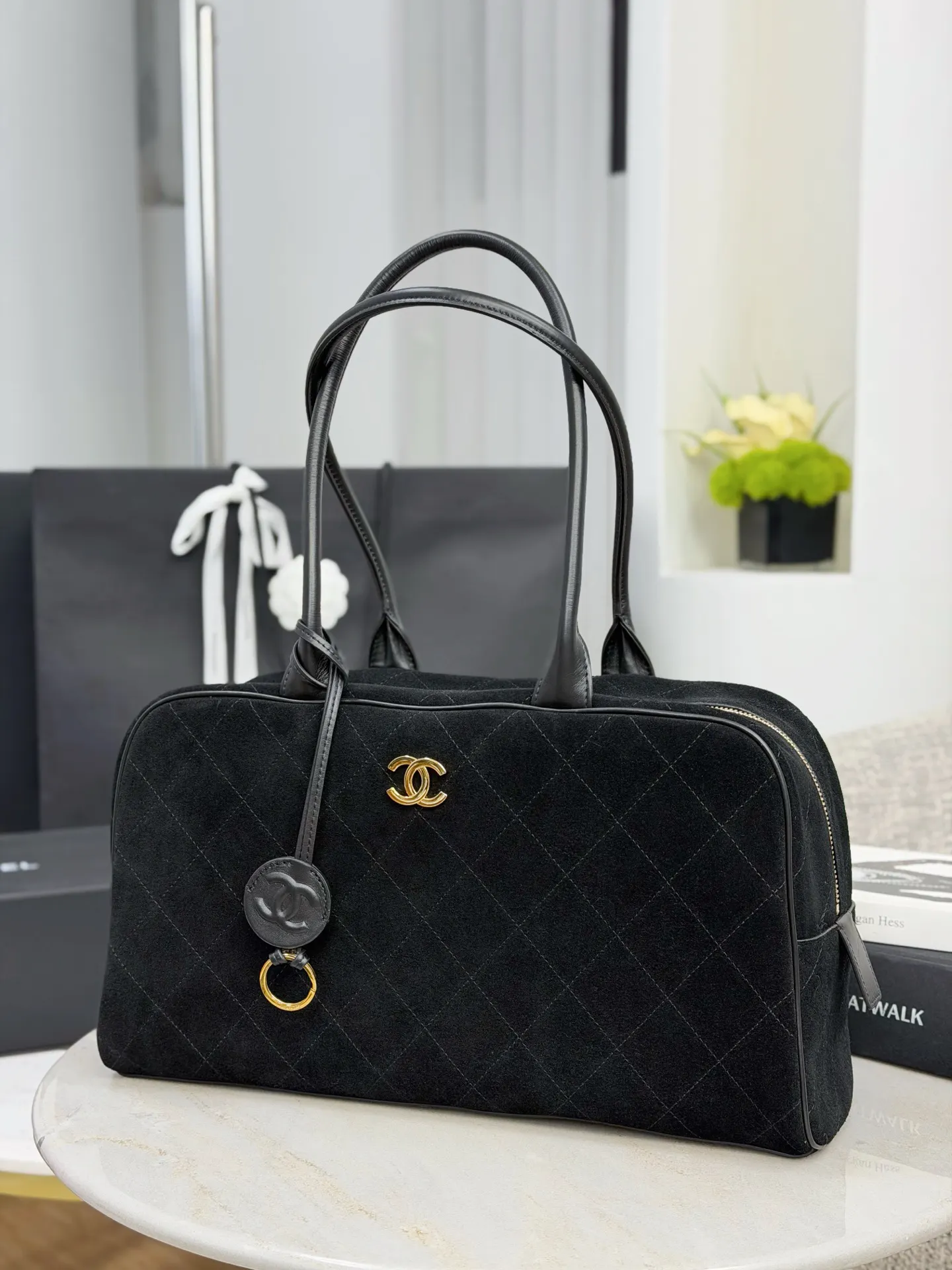 Chanel 黑色牛皮19 Bag链条包 金扣手提