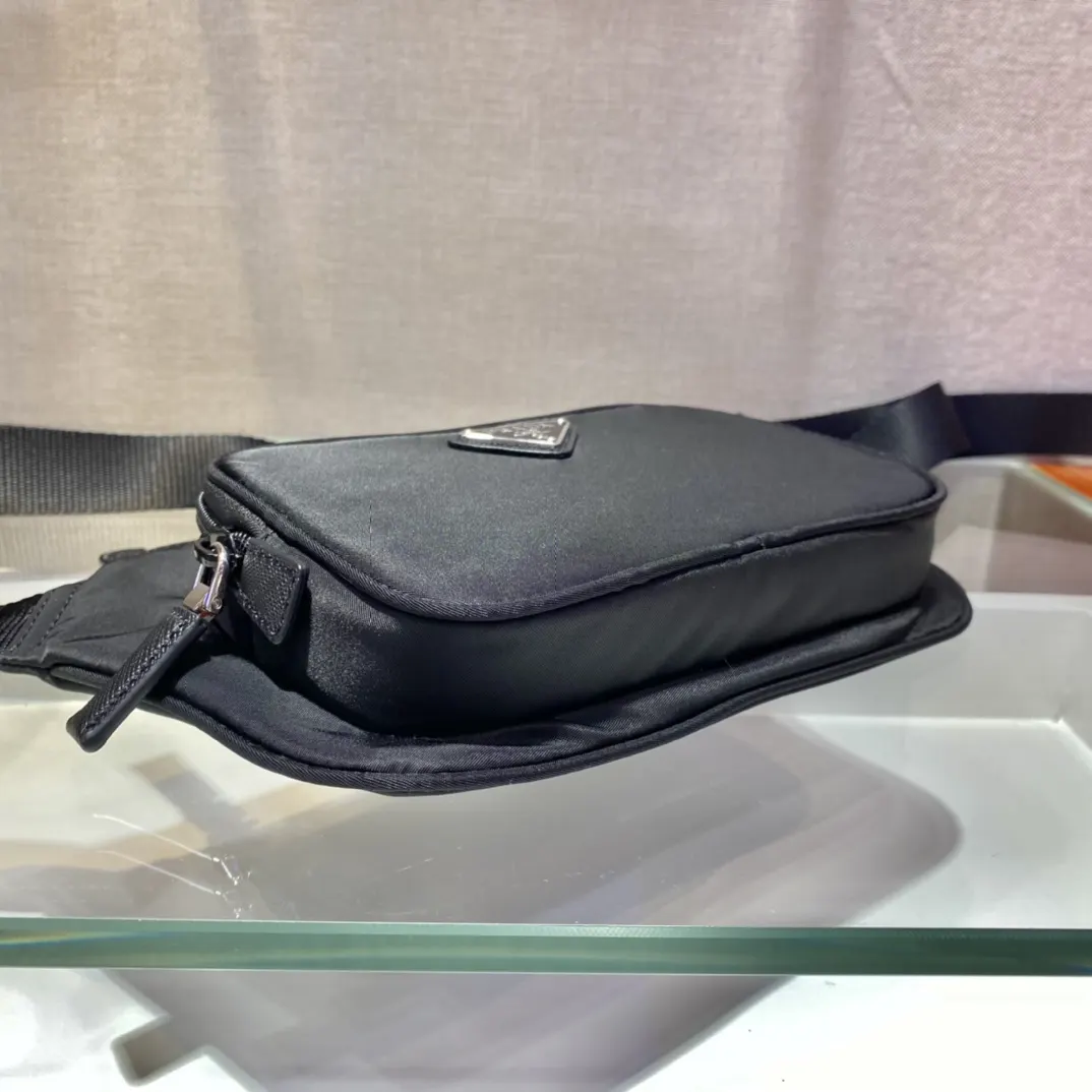 Prada 2VH128 腰包 轻便实用
