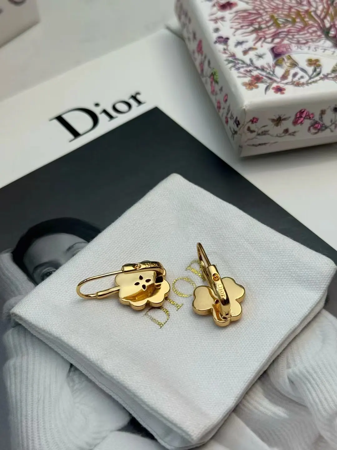 Dior 金色花朵耳环 礼盒