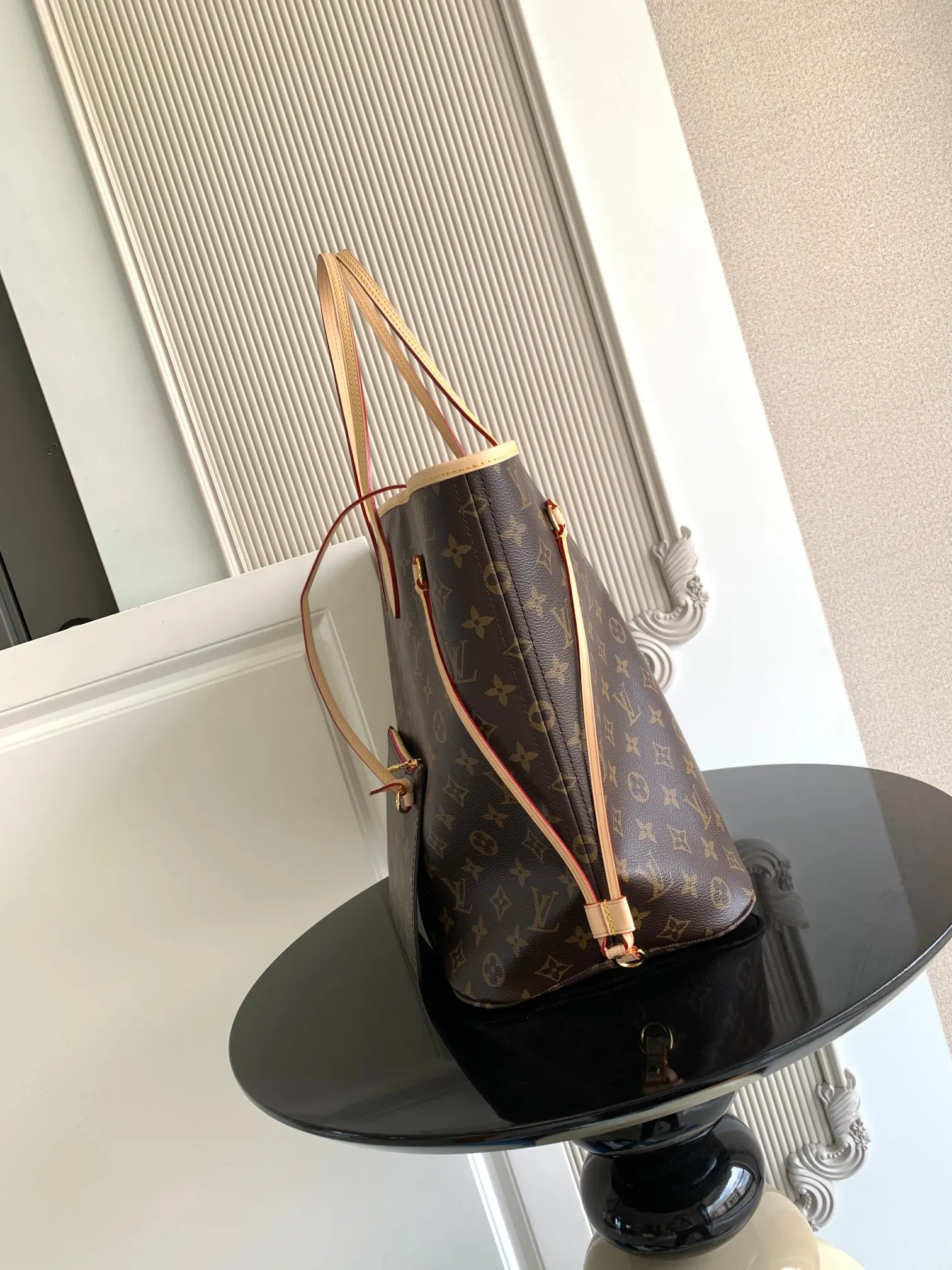 牛皮 两侧饰带无论束紧或舒展 均可展现别样风采 托特包 大容量托特款
