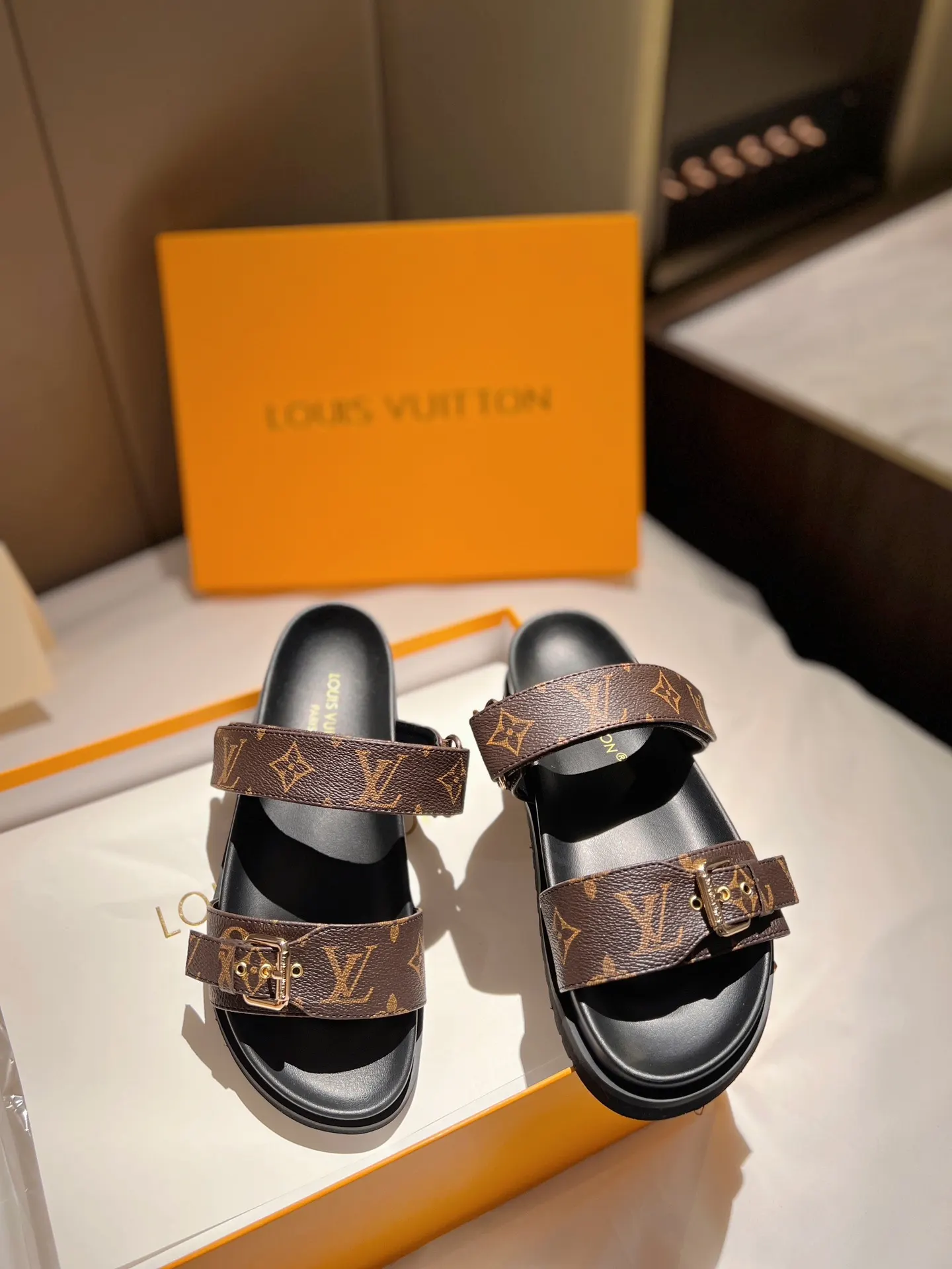 LV 經典老花 厚底拖鞋 休閒百搭款(數字3) LV 經典老花 厚底拖鞋 休閒百搭款(數字3)