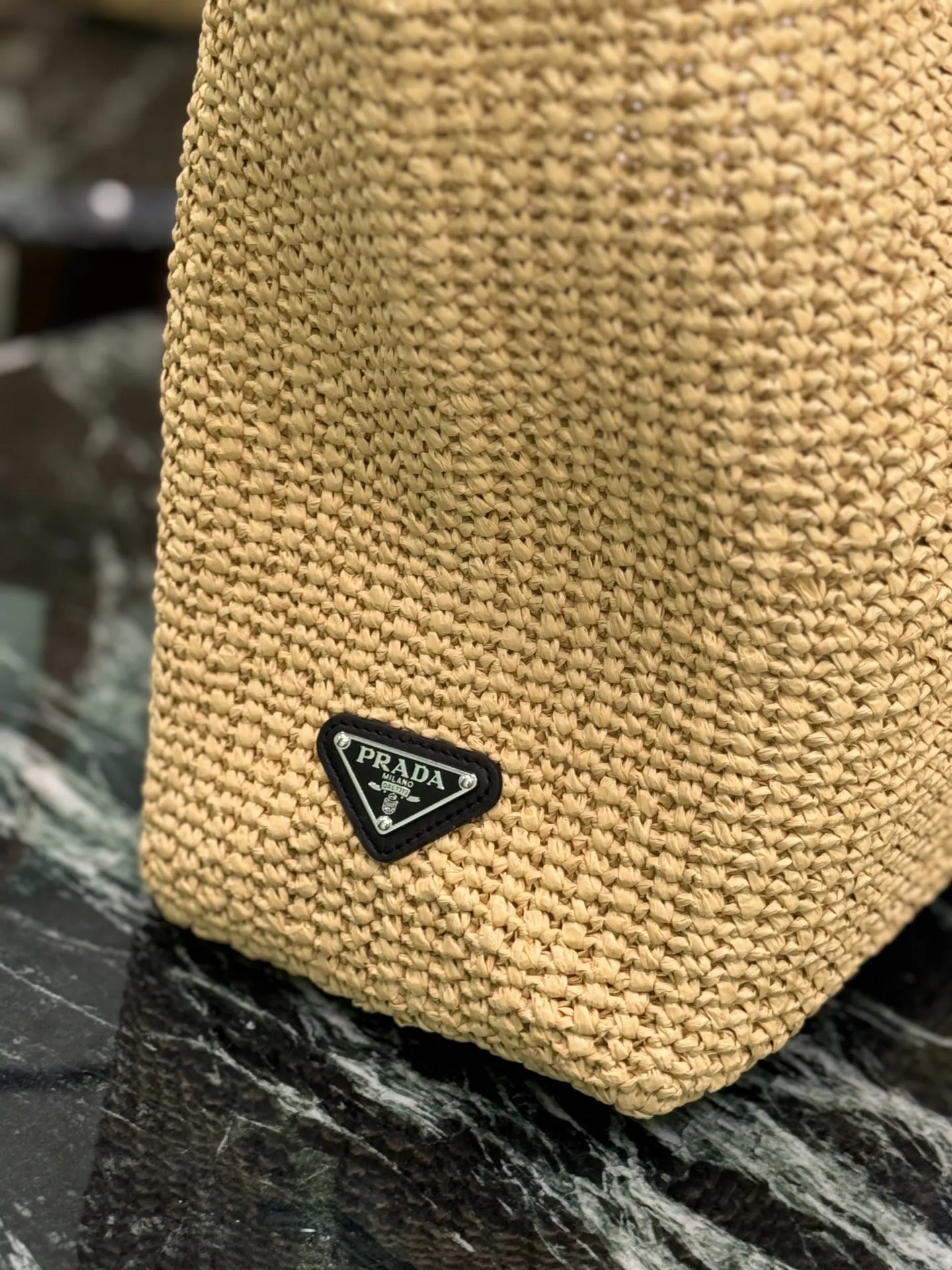 Prada 正面标志性的刻字徽标刺绣巧妙点缀廓形 托特包 大容量托特款