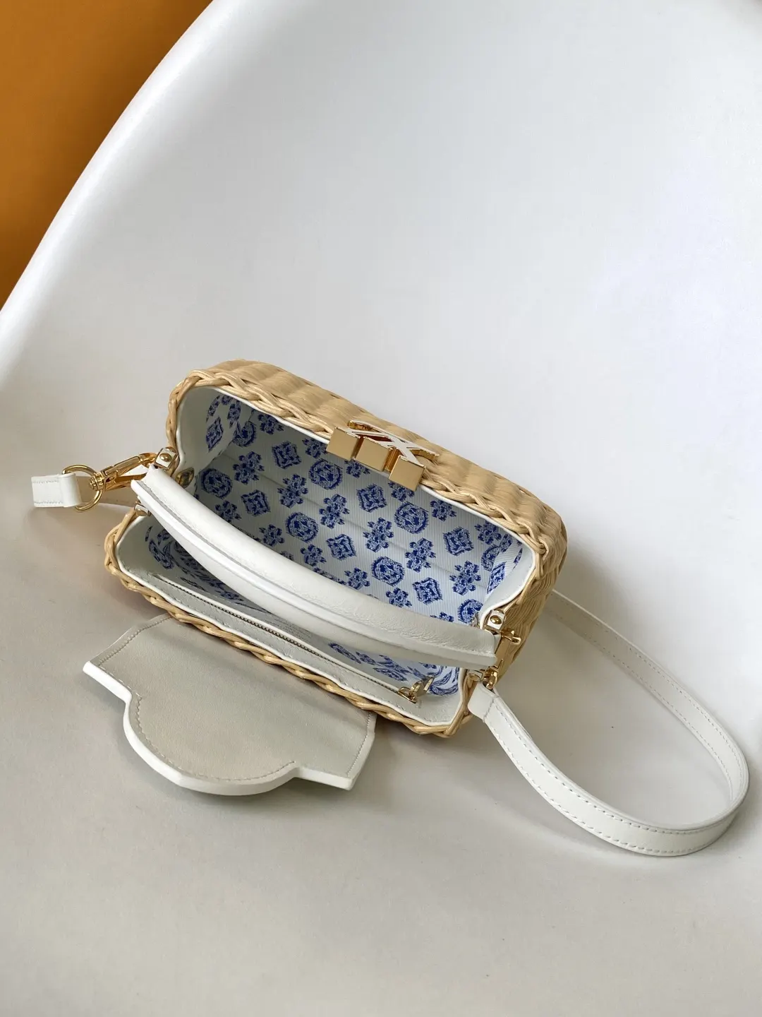 LV Capucines 黑色 棕色 牛皮 收納包 旅行收納款(數字9) LV Capucines 黑色 棕色 牛皮 收納包 旅行收納款(數字9)
