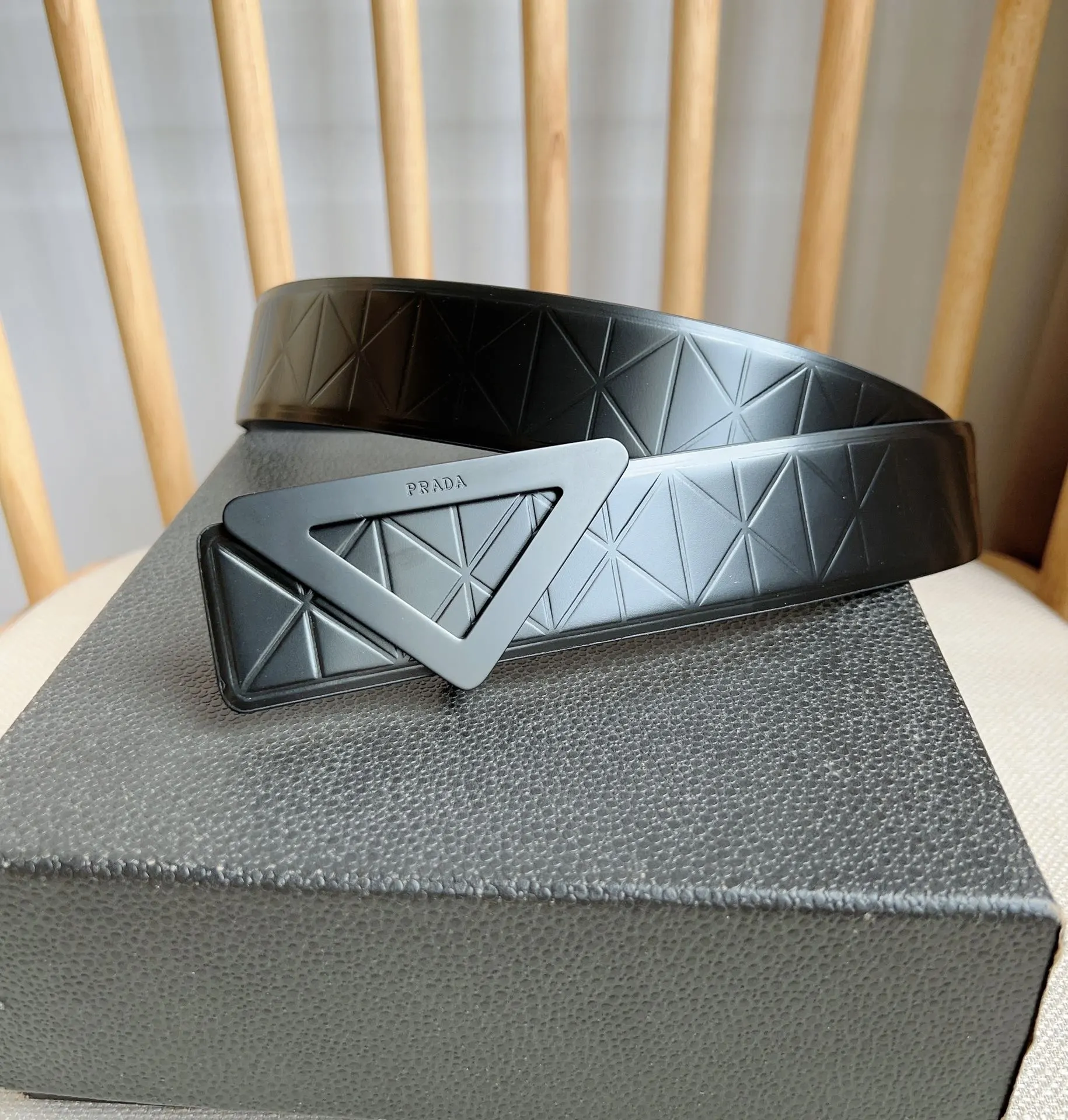 Prada 皮革 亮面 Logo 腰带 通勤搭配