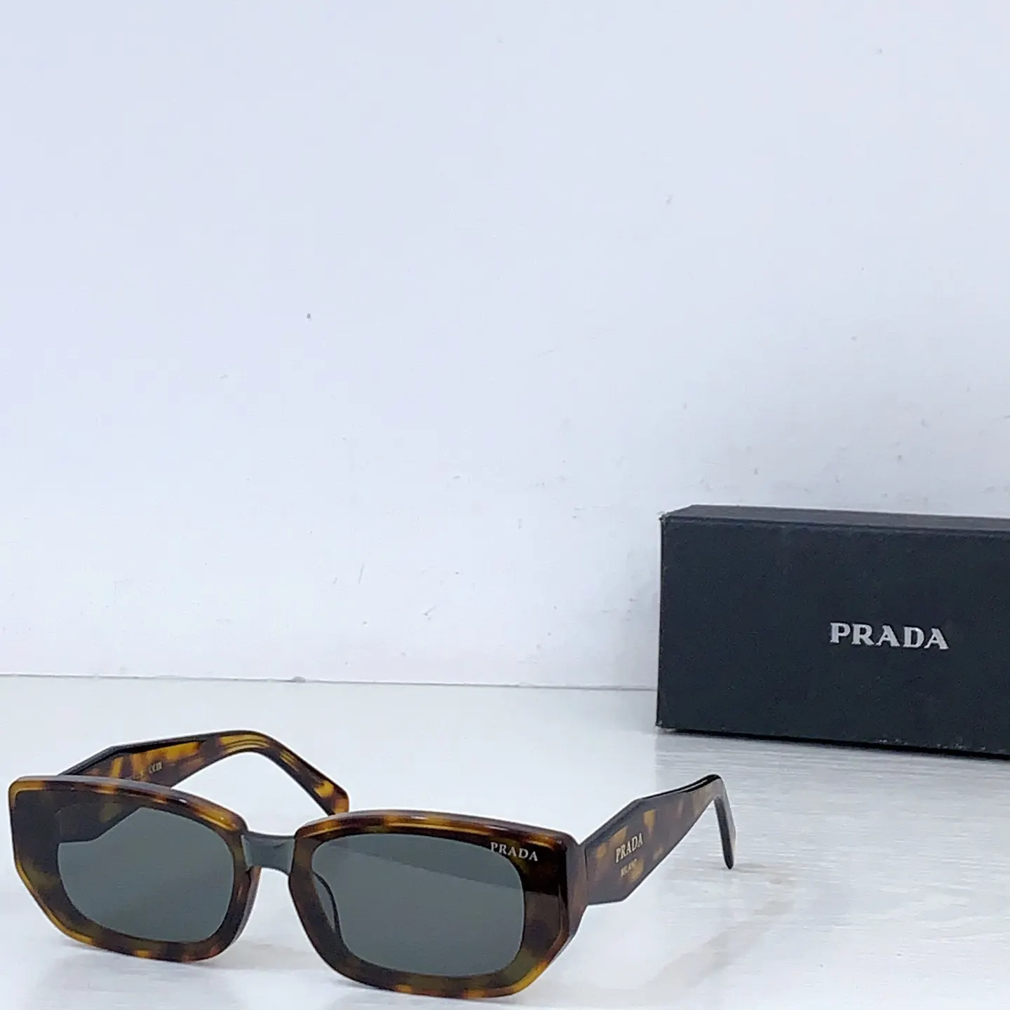 Prada PR 2151S 太阳镜