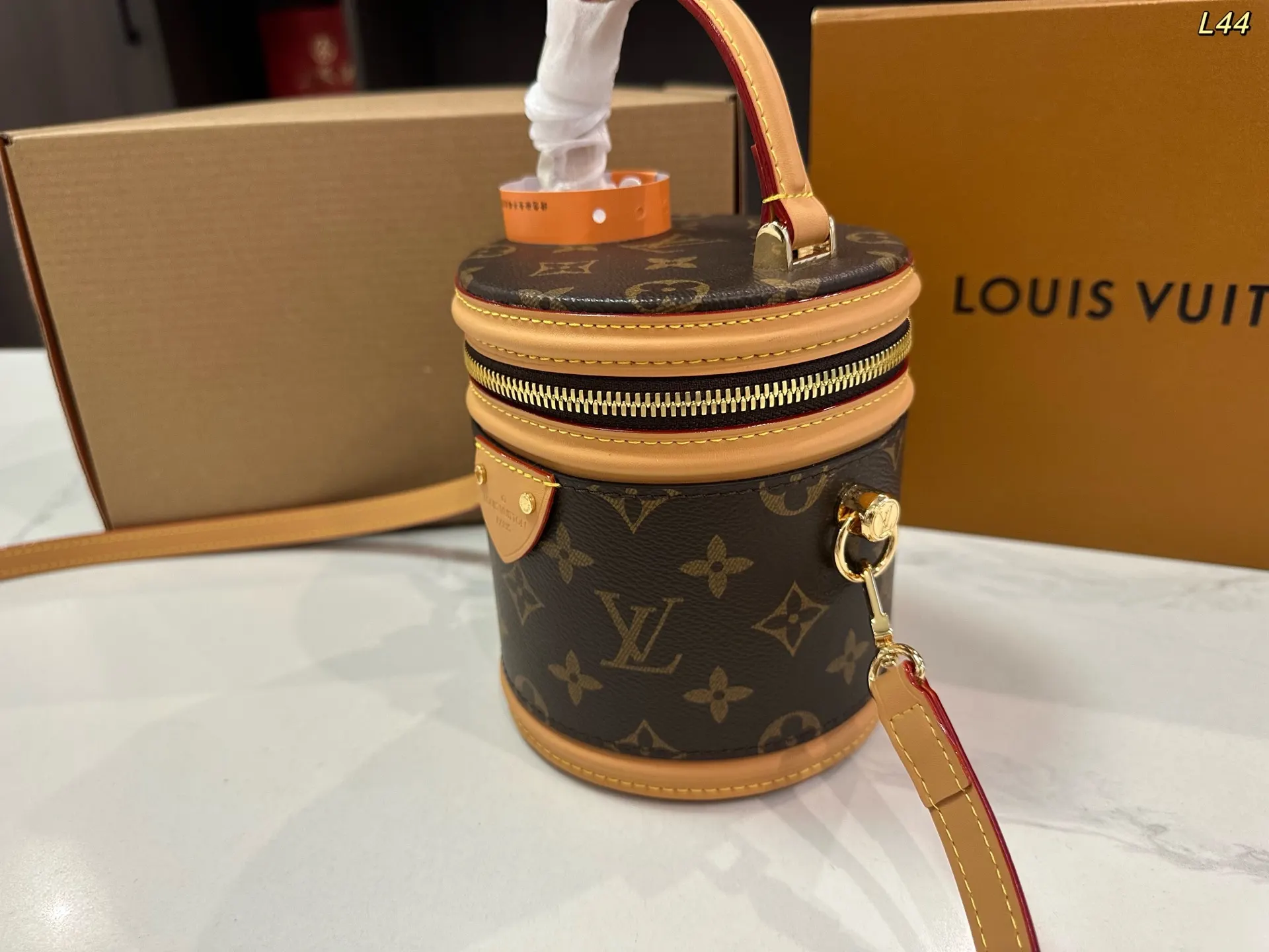 LV 钢五金 水桶包 休闲水桶款