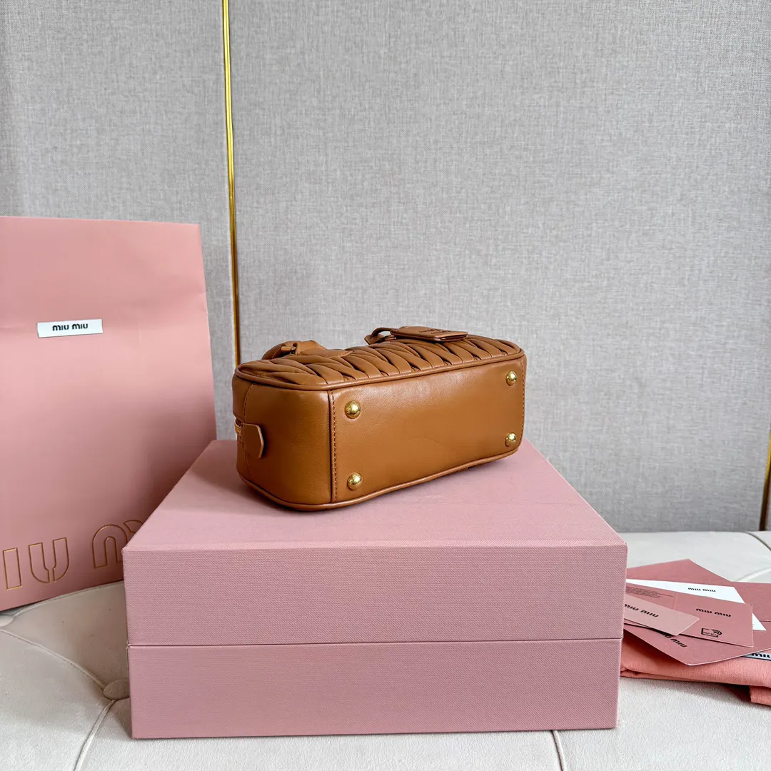 Miu 羊皮 斜背包 輕便斜挎款