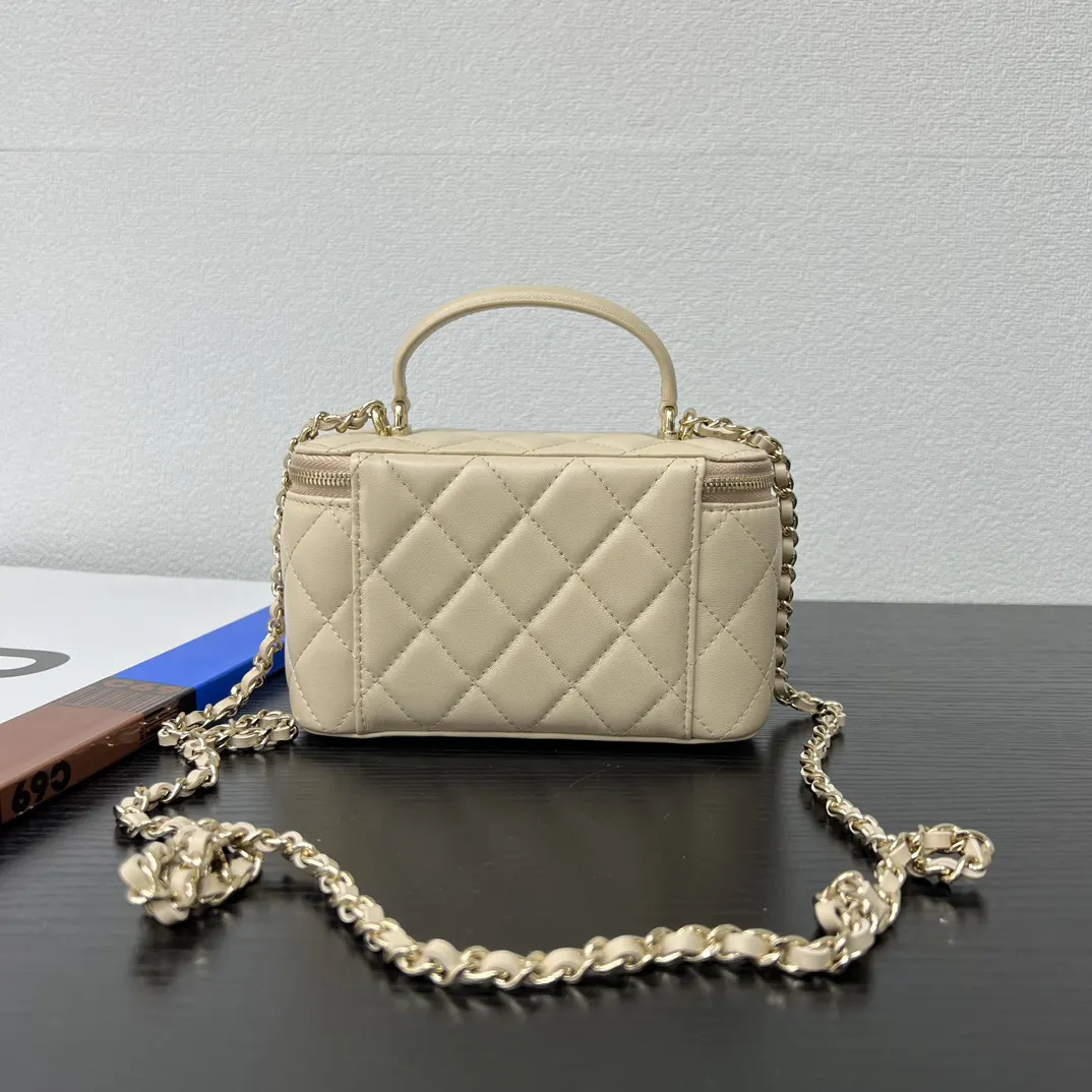 CHANEL 19 Bag 米色羊皮菱格链条包 金链款