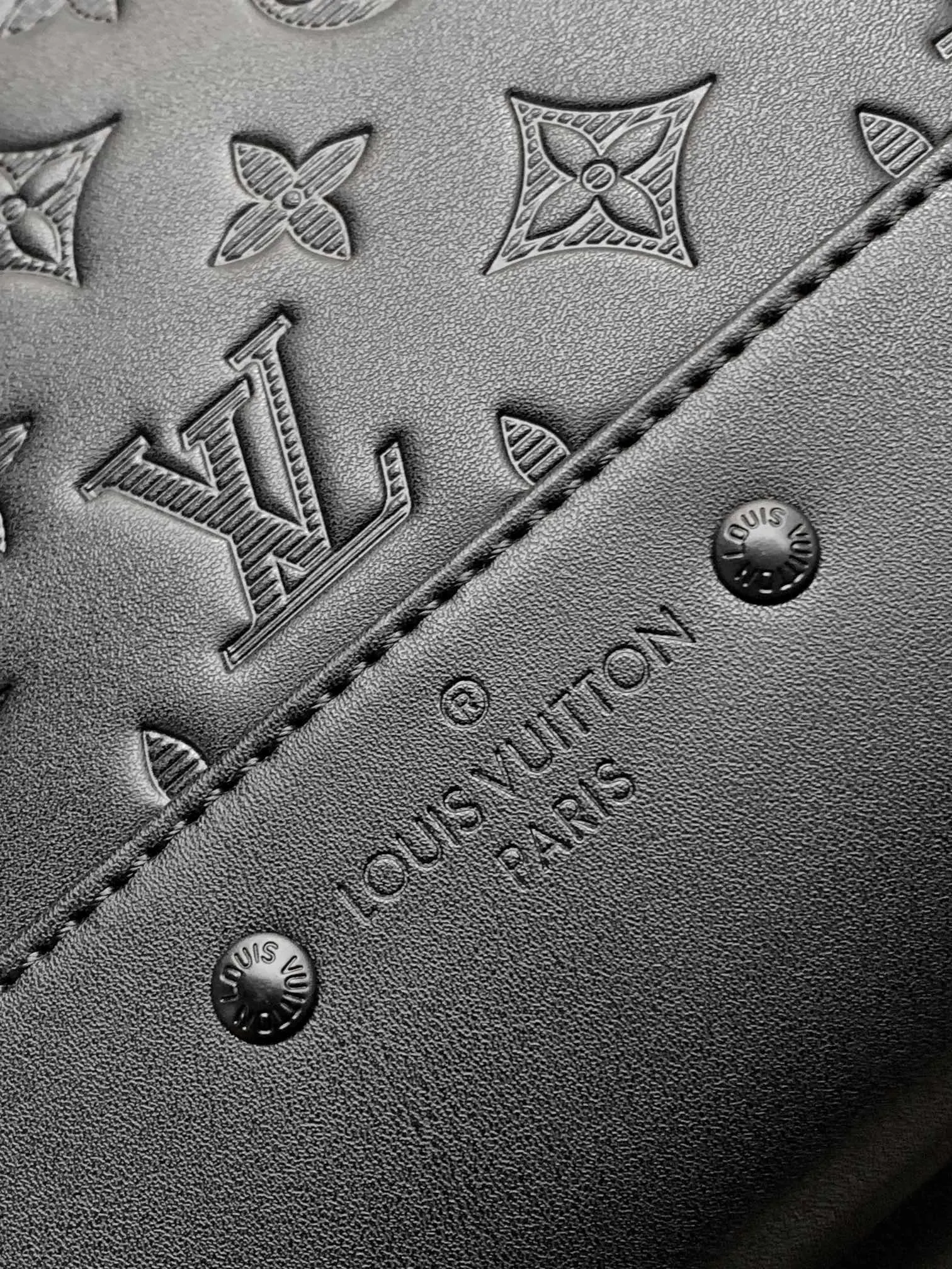 LV 黑色 小牛皮 黑压 本款赛车背包散发出运动时 双肩包 实用双肩款