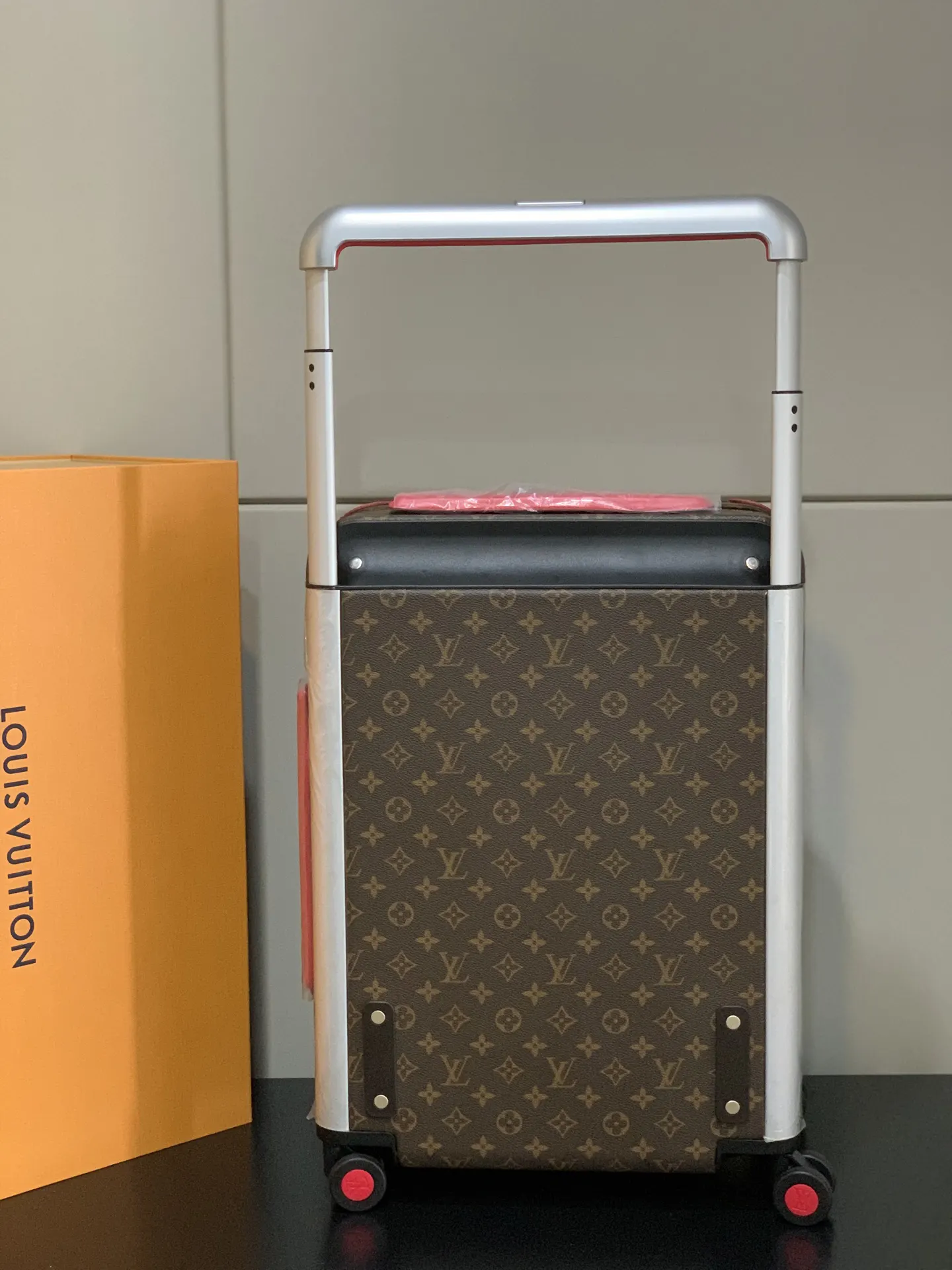 灰色 银色 拉杆真皮包裹 行李箱 旅行拉杆款 轻便出行款