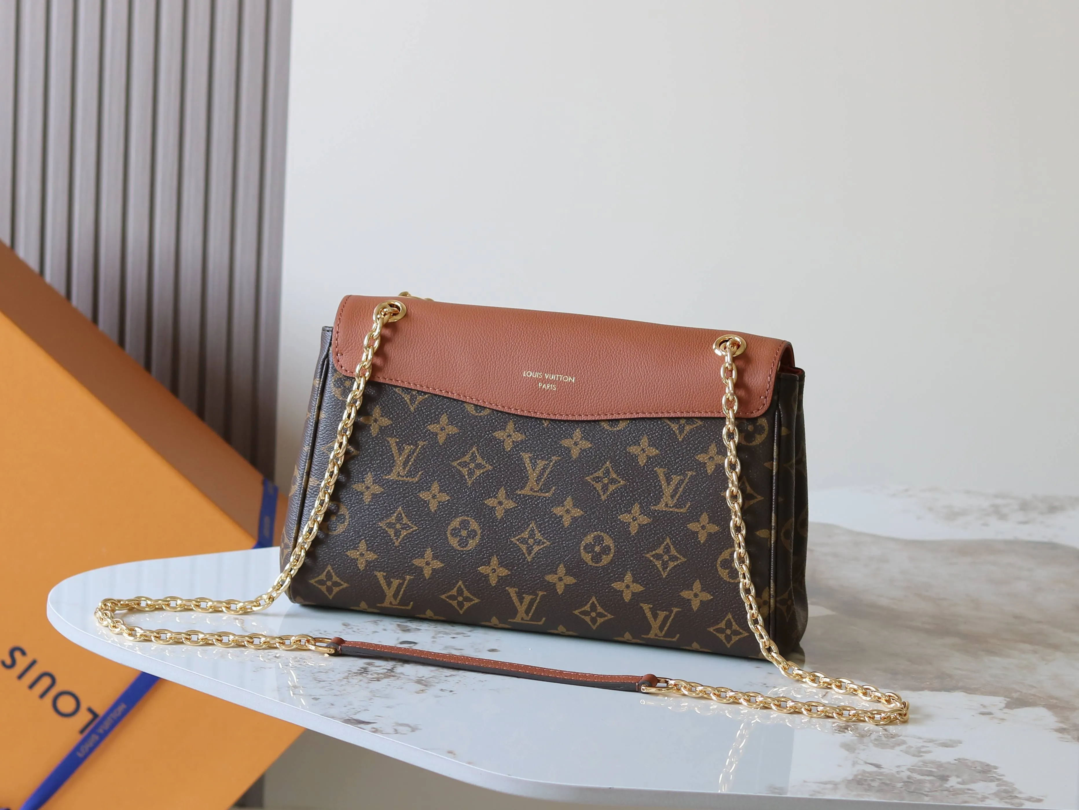 LV black and brown color scheme chain bag, shoulder crossbody model Image 3 LV black and brown color scheme chain bag, shoulder crossbody model Image 3