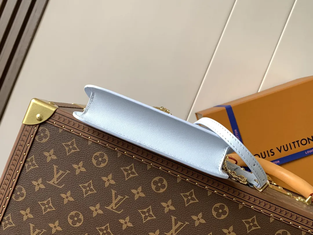 LV 黑色 杏色 牛皮 灵感源自品牌經典 Mo图案的装饰点缀其 鏈條包 精致鏈條款