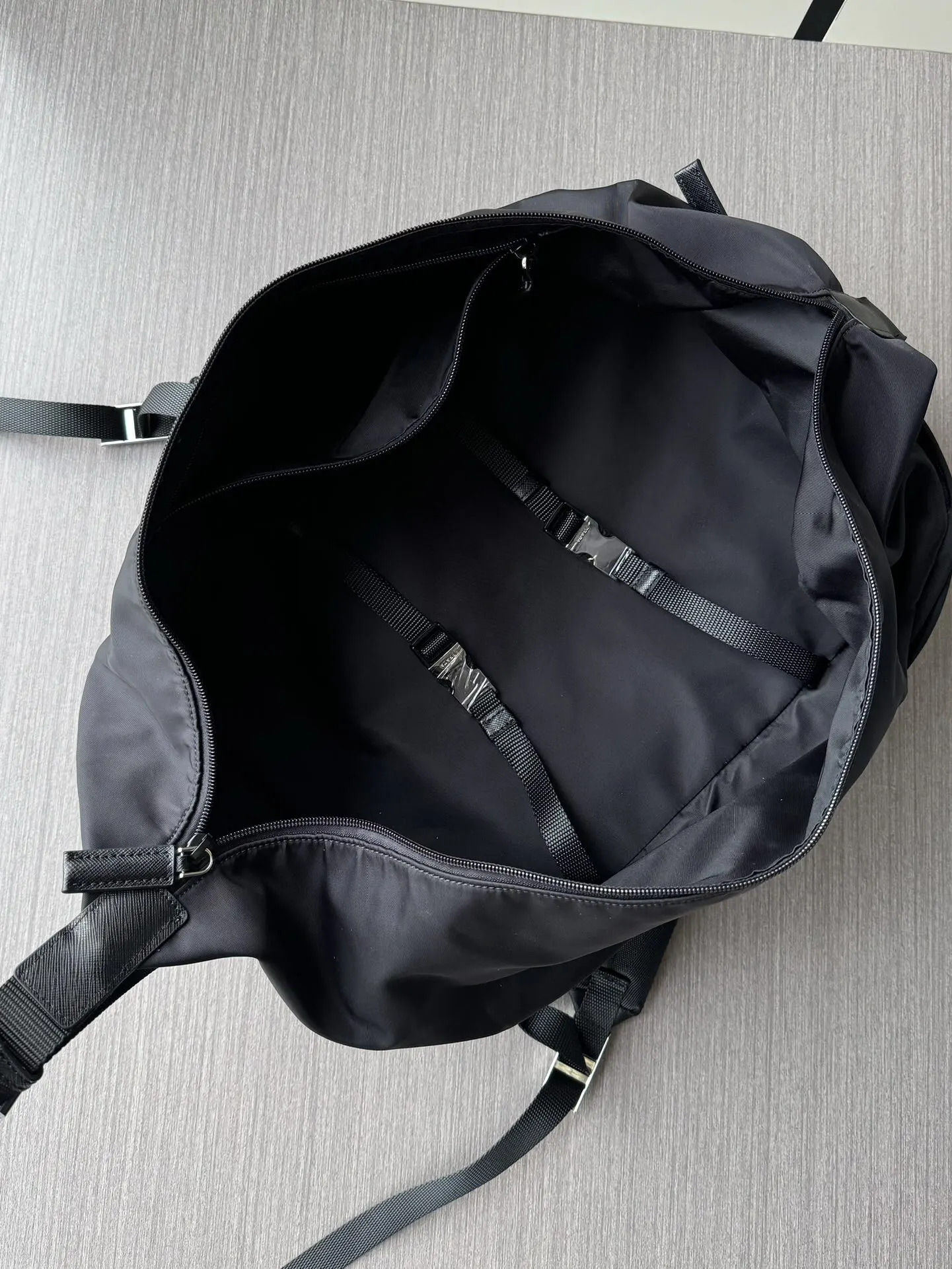 PRADA 黑色 Re-Nylon尼龙 牛皮 双肩背包 轻便实用款