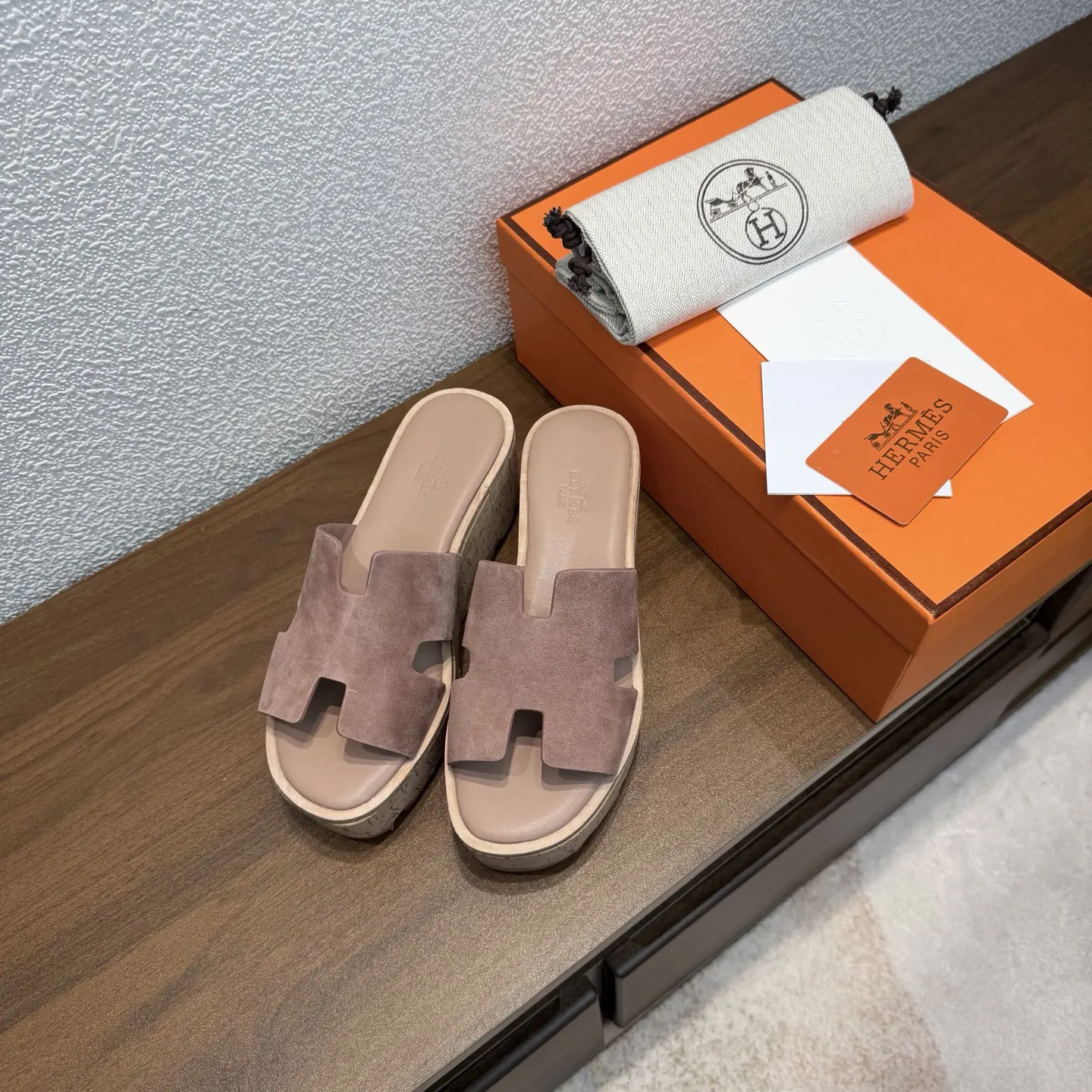 Hermès 新色系 拖鞋 舒適(數字2) Hermès 新色系 拖鞋 舒適(數字2)