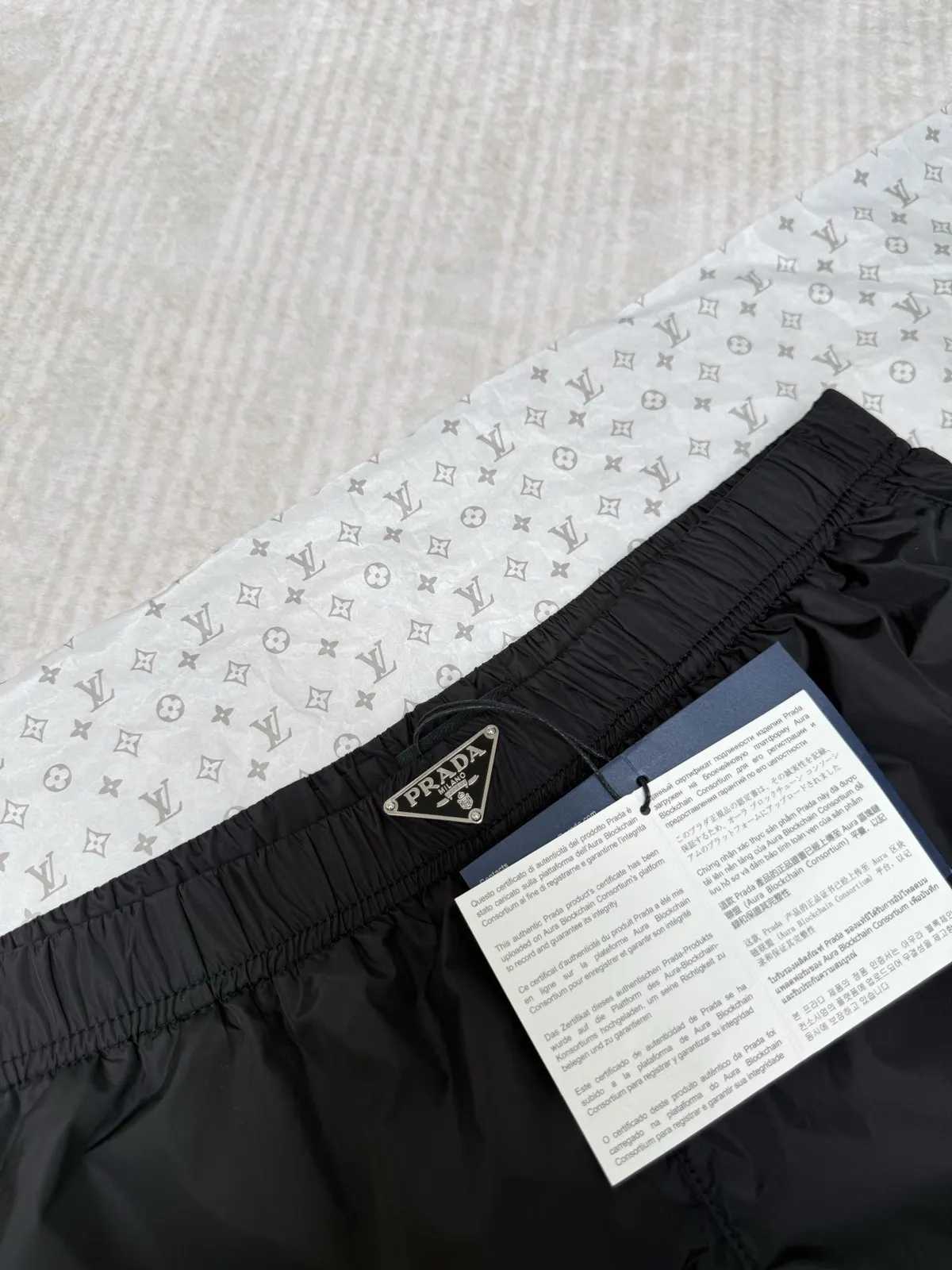PRADA Re-Nylon尼龙 三角标 短裤 休闲宽松款