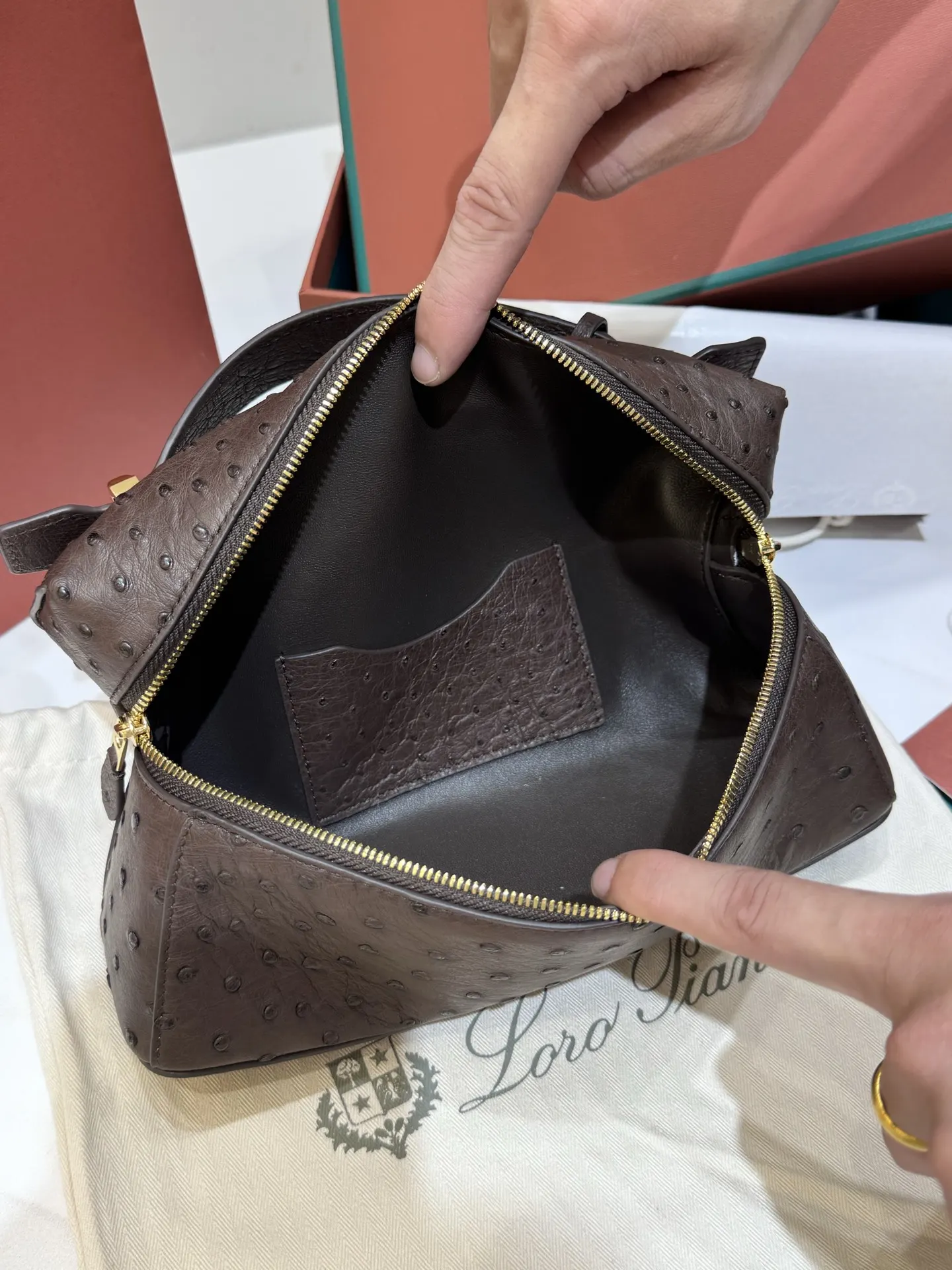 啡色 皮革 Extra 鸵鸟皮 深咖啡色 采用特色鸵鸟 斜背包 輕便斜挎款
