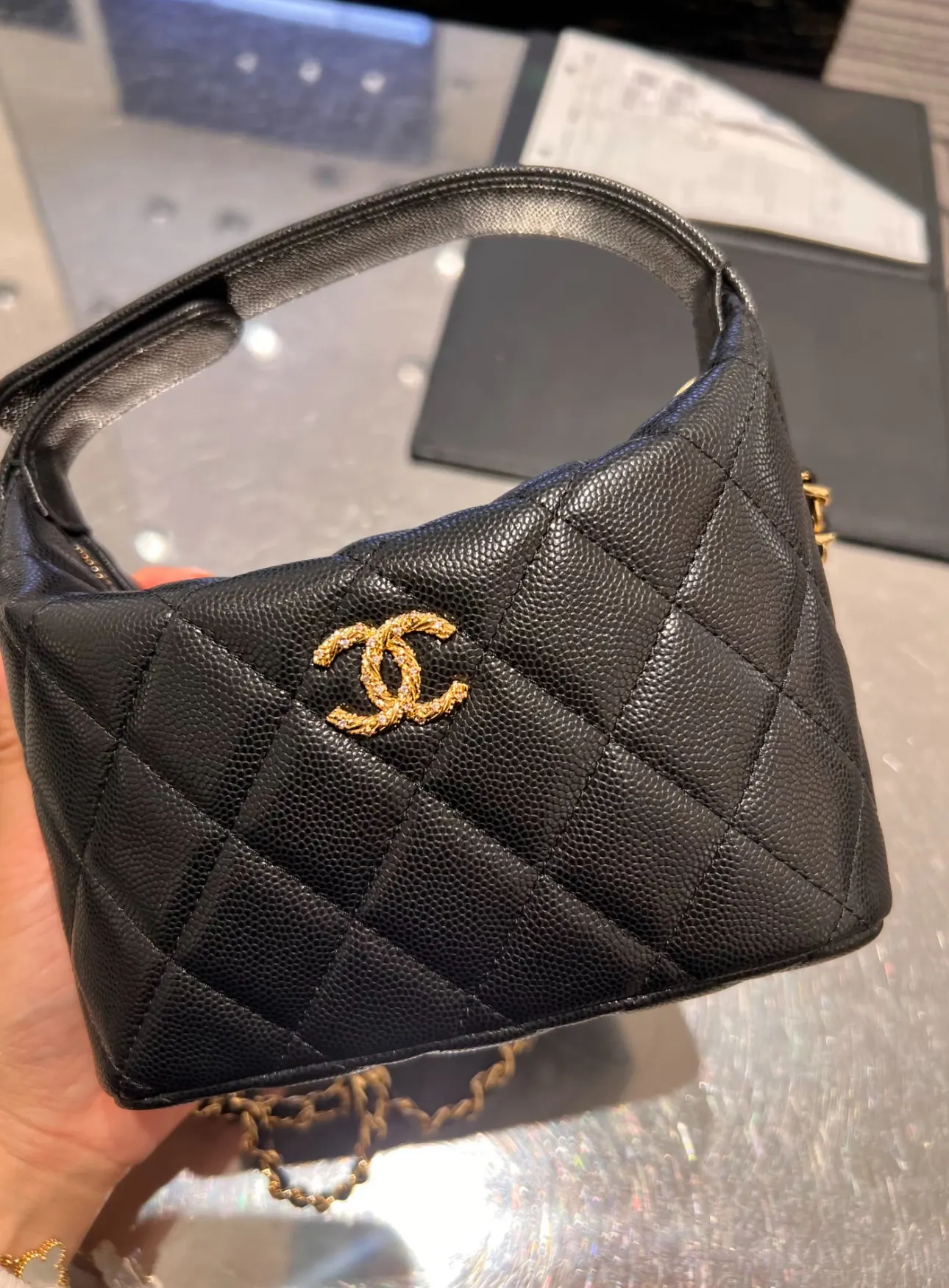 Chanel 黑色牛皮Hobo腋下包 金扣