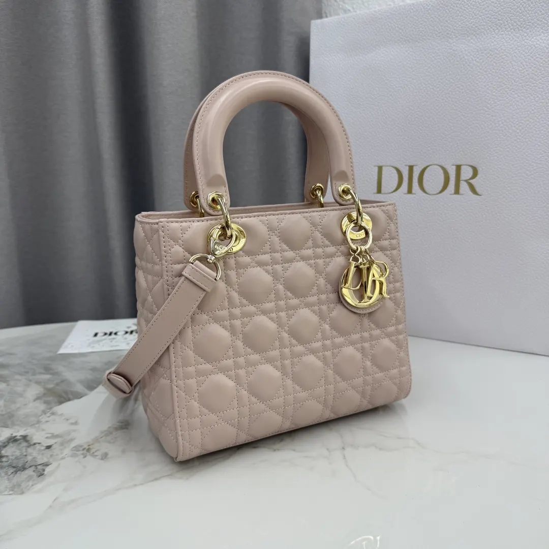 Dior Lady Dior 米色羊皮卡夹 标签细节款