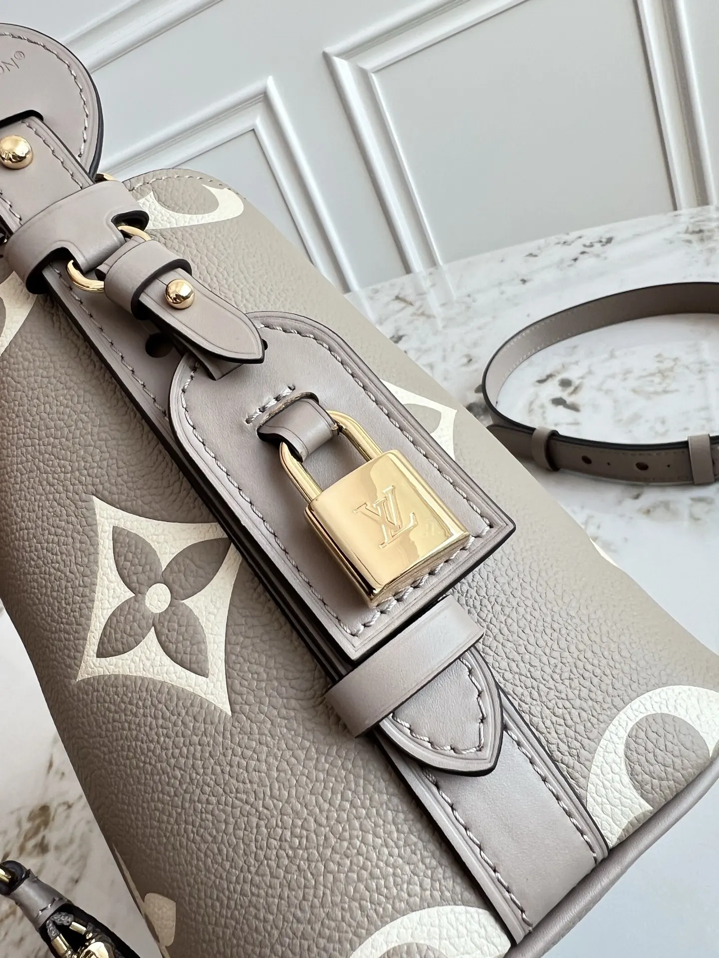 LV 黑灰老花斜背包(數字7) LV 黑灰老花斜背包(數字7)