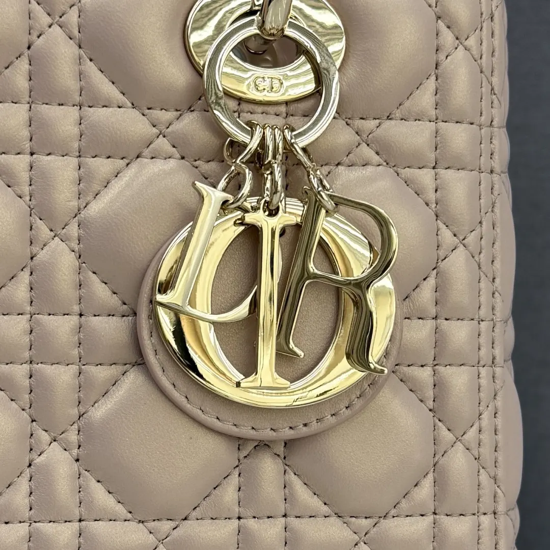 Dior Lady Dior 粉色羊皮卡夹 标签细节款