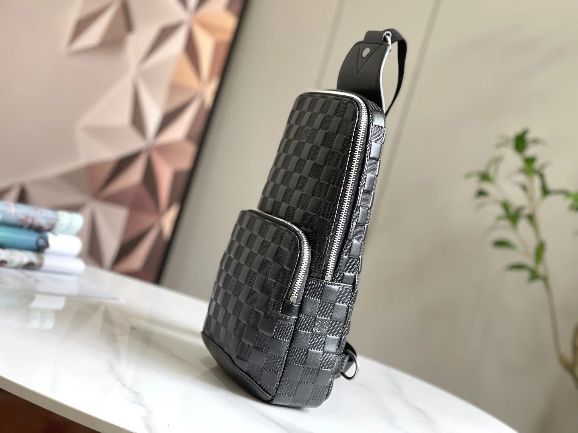 Damier 小巧轻盈 袋形贴合身体曲线 是现代活跃男士的理想小型 斜背包 輕便斜挎款