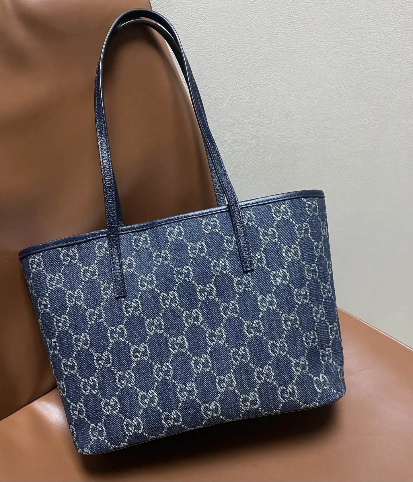 Gucci 帆布 GG涂层帆布与织带的搭 为精致的造型增添了标志性的点 托特包 大容量托特款