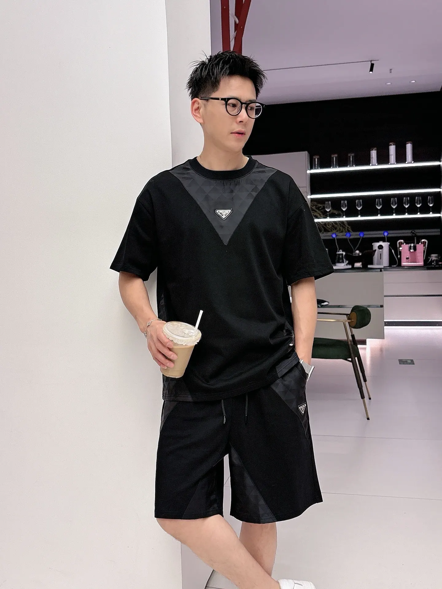 Prada 三角标拼接宽松短袖T恤 黑色层次款