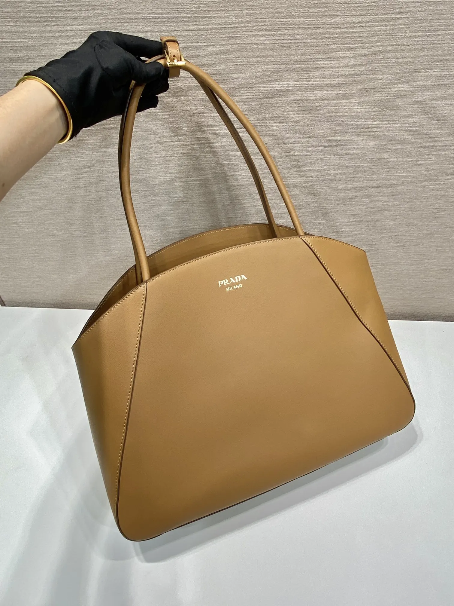 小牛皮 極簡設計 以簡約而精緻的細節 手袋綴以閃亮的金屬飾件 托特包 大容量托特款