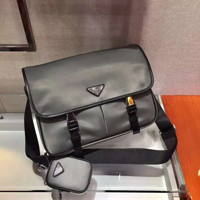 PRADA 2VD768B Re-Nylon尼龙 Saffiano十字纹牛皮 三角标 邮差包 通勤百搭款