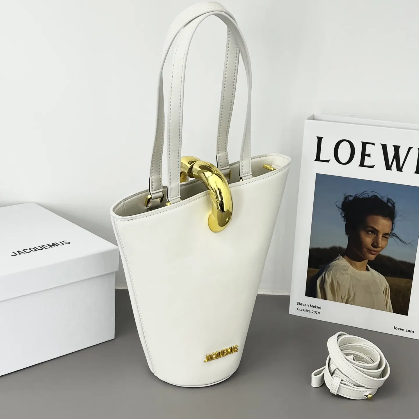 金色 JACQUEMUS 雅克慕斯 水桶包 此次的新 休閒水桶款