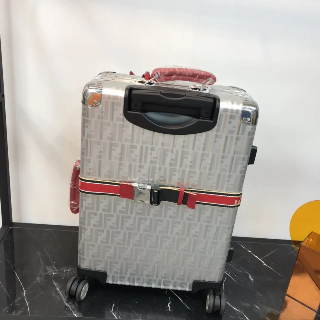 Fendi 黑色 藍色 rimowa 一见钟情或许就是当你第一眼见到它的 行李箱 旅行拉杆款 輕便出行款