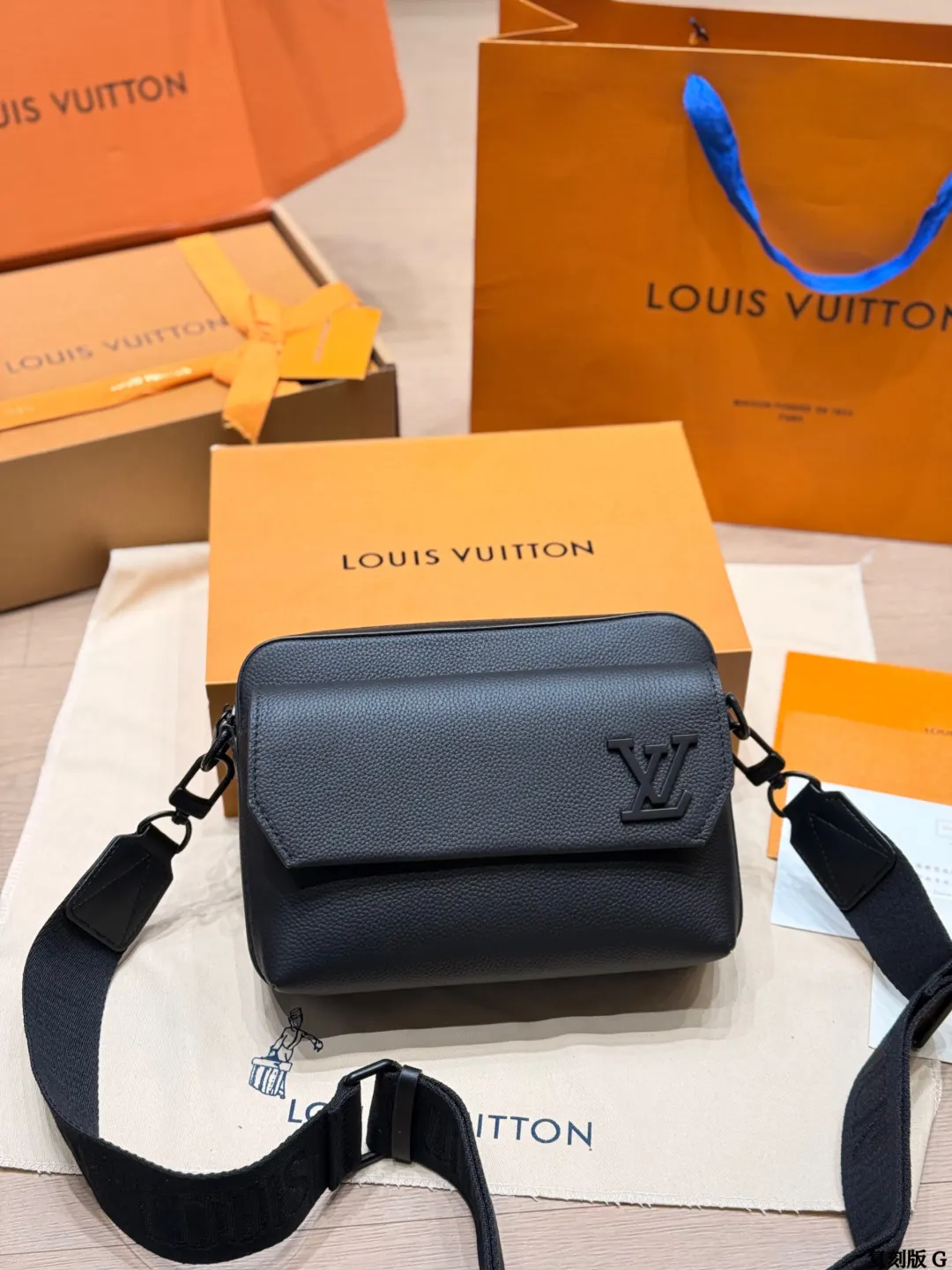 LV 黑色 老花 牛皮 版 牛皮 Fastline邮差包​​ Fas 收纳包 旅行收纳款