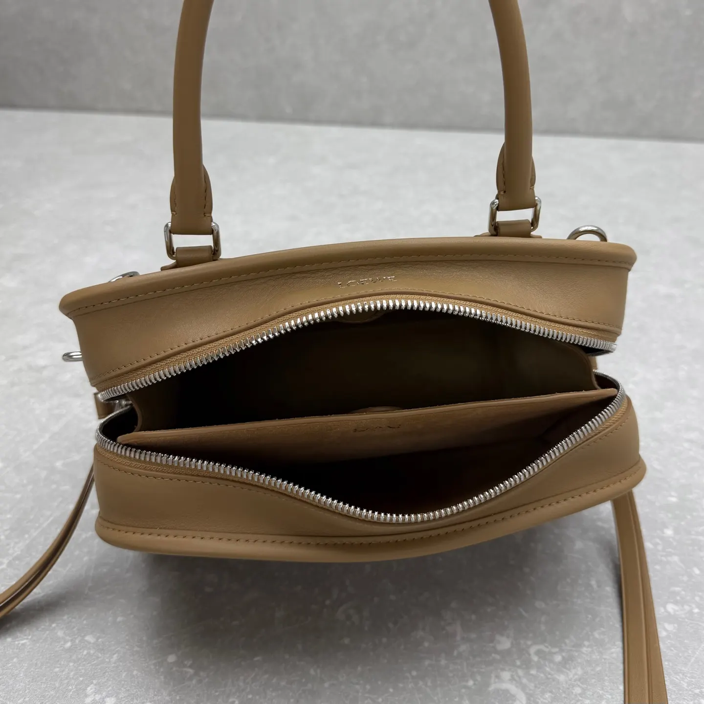 Loewe 皮革 斜背包 輕便斜挎款(數字9) Loewe 皮革 斜背包 輕便斜挎款(數字9)