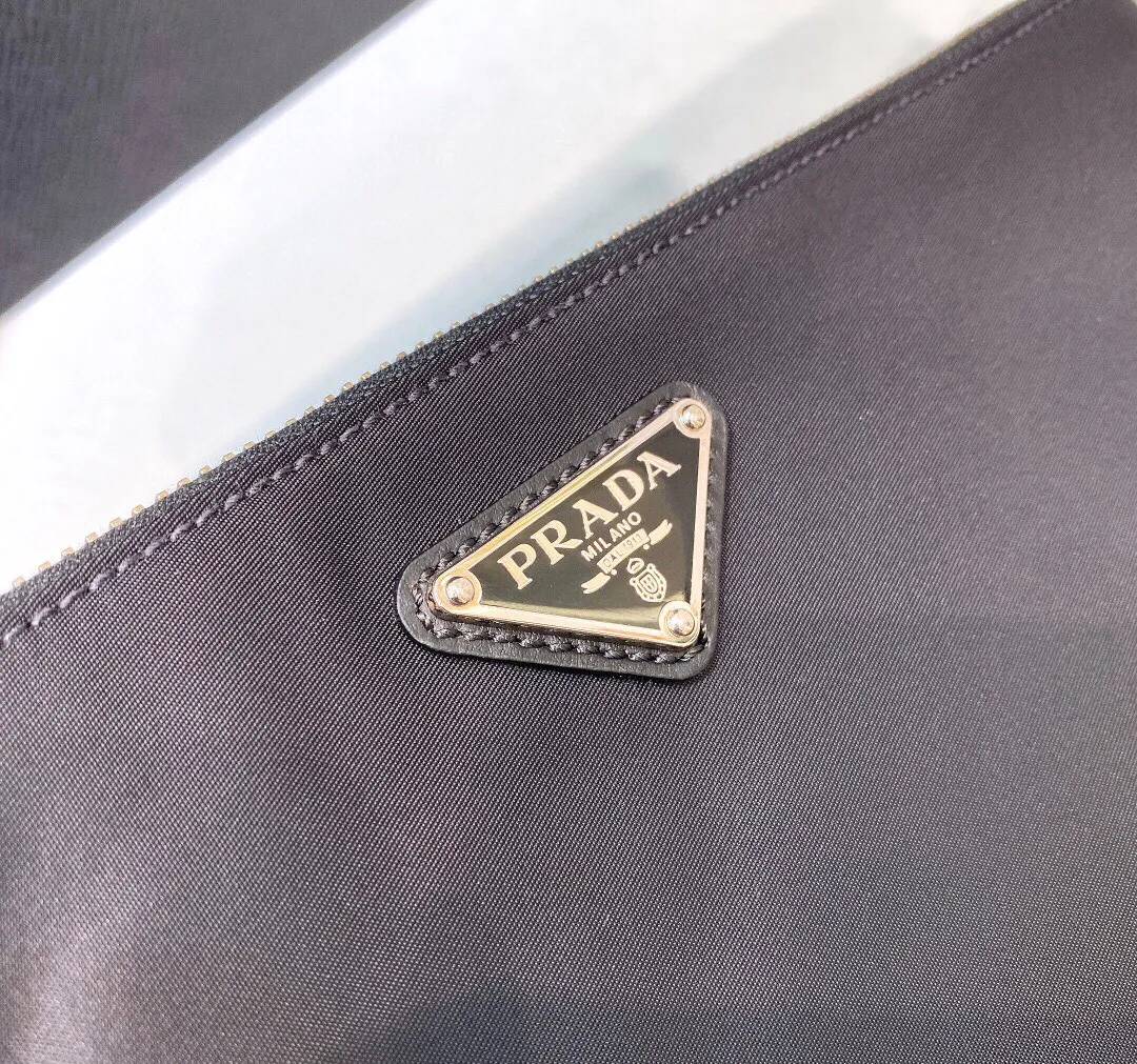 Prada Re-Nylon 黑色 皮革 手拿包