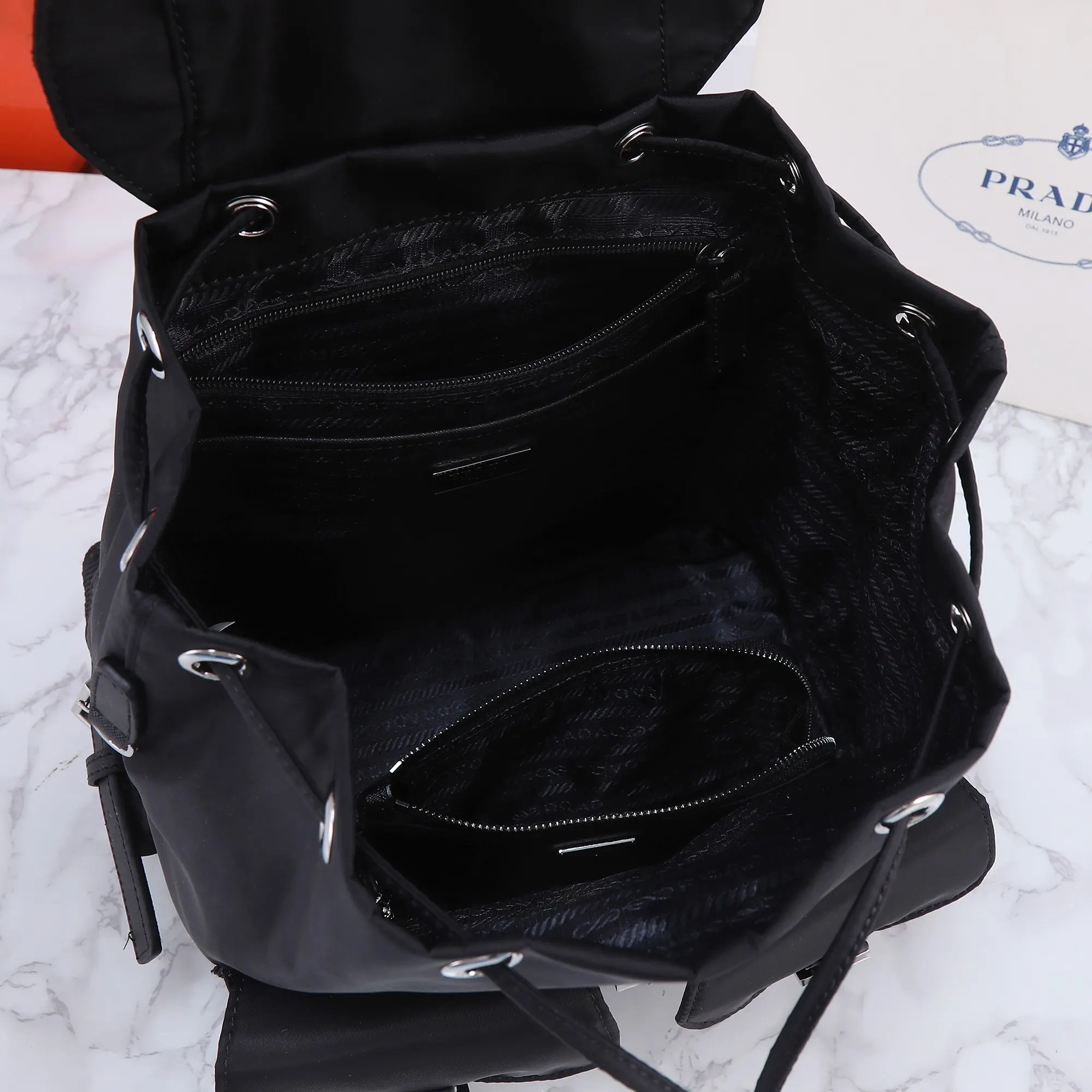 PRADA Re-Nylon尼龍 Saffiano十字纹牛皮 三角标 雙肩背包 輕便实用款