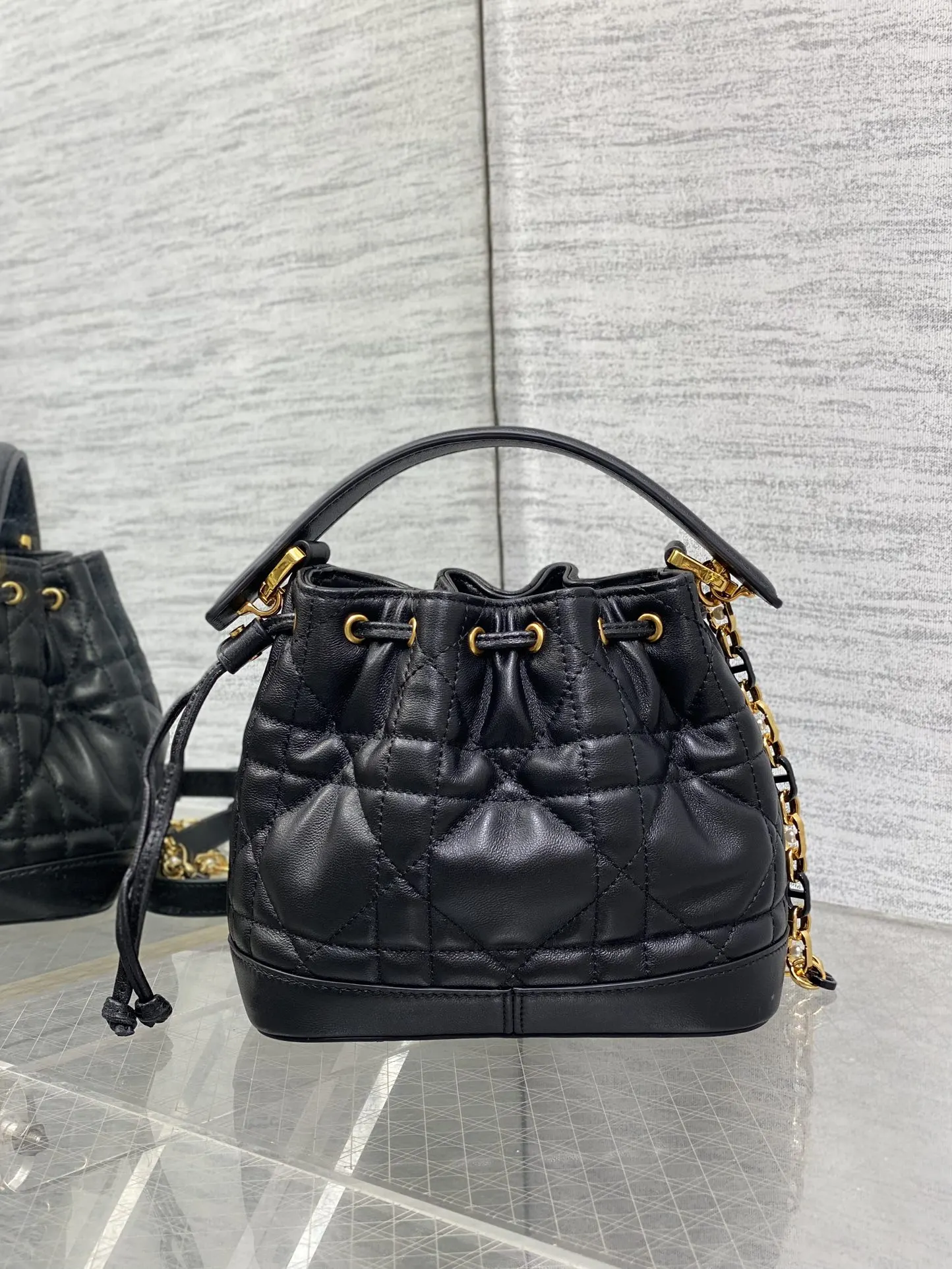 Dior 牛皮 全套 砖柜最新Jolie系列水桶包 优 鏈條包 精致鏈條款