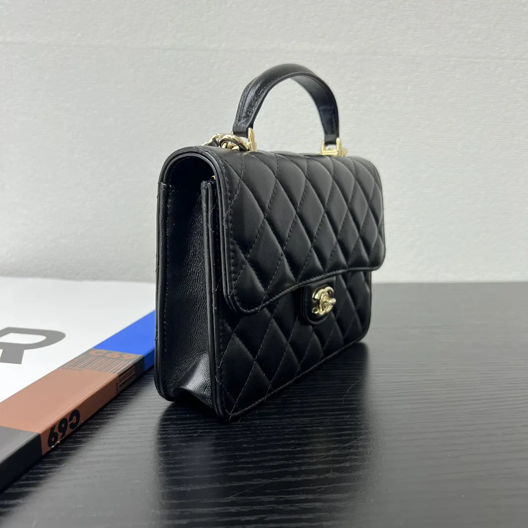 CHANEL 黑色小牛皮菱格链条包 手提款