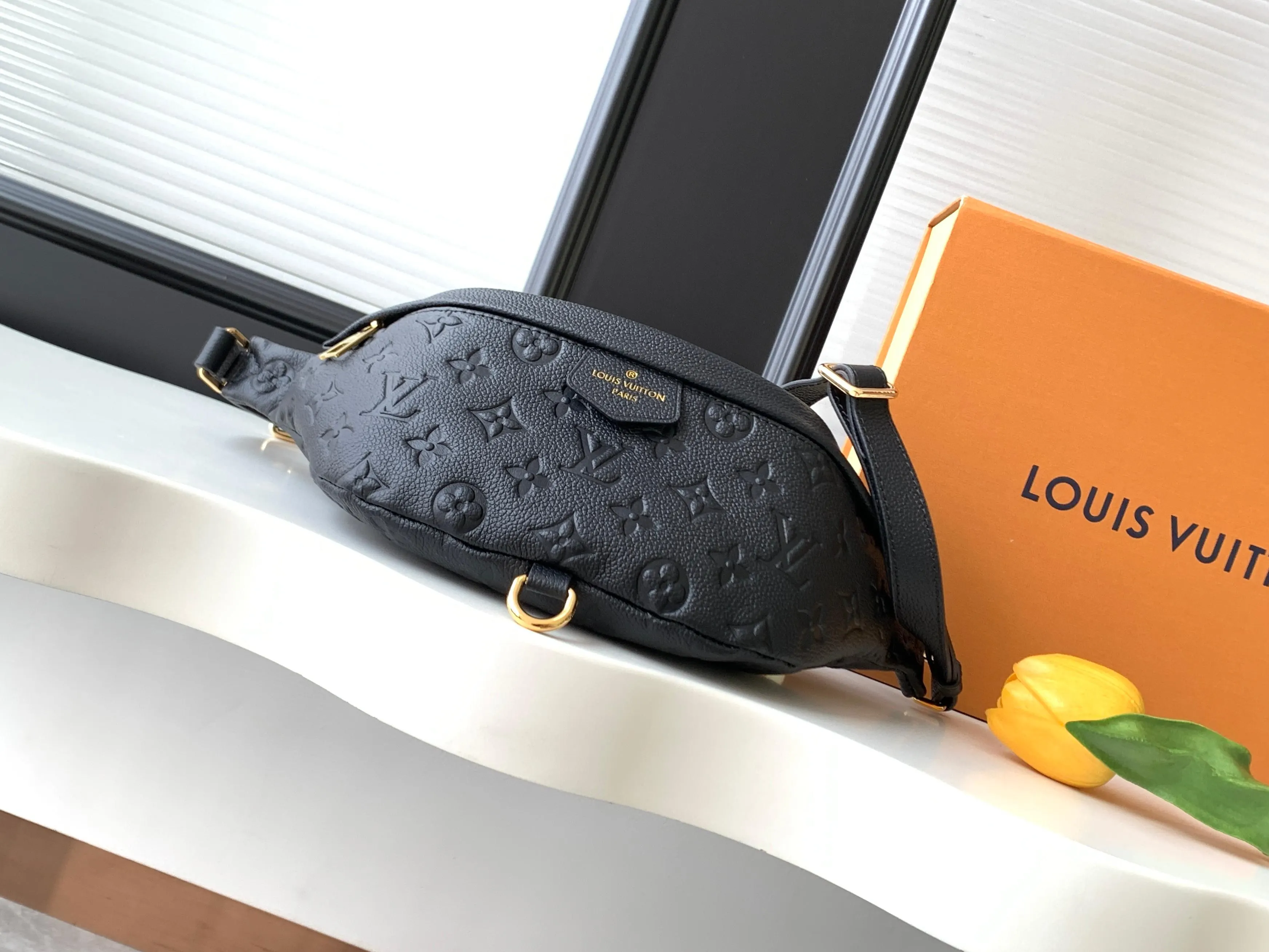 LV black and white color scheme fanny pack, casual breast bag Image 4 LV black and white color scheme fanny pack, casual breast bag Image 4