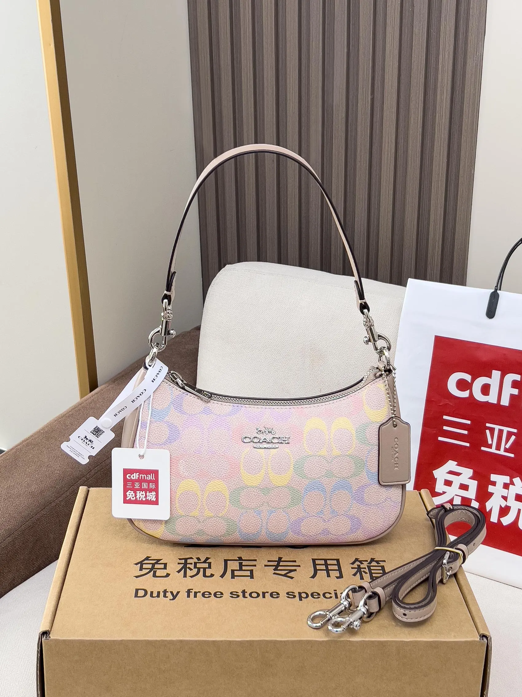 Coach 牛皮 图片 新色 Teri腋下麻将包 腋下包 復古腋下背款