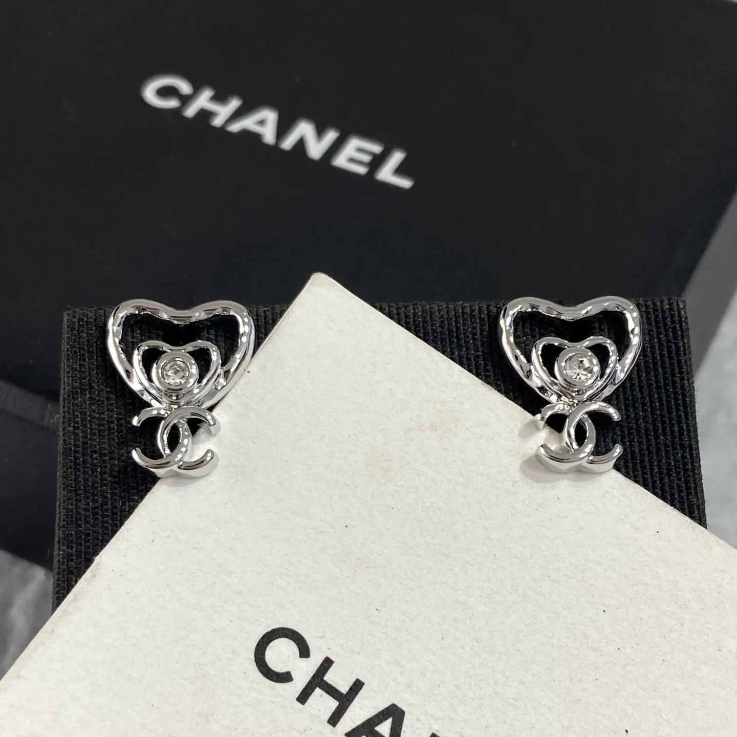 Chanel 双C 钻石 耳钉 小巧点缀 耳飾